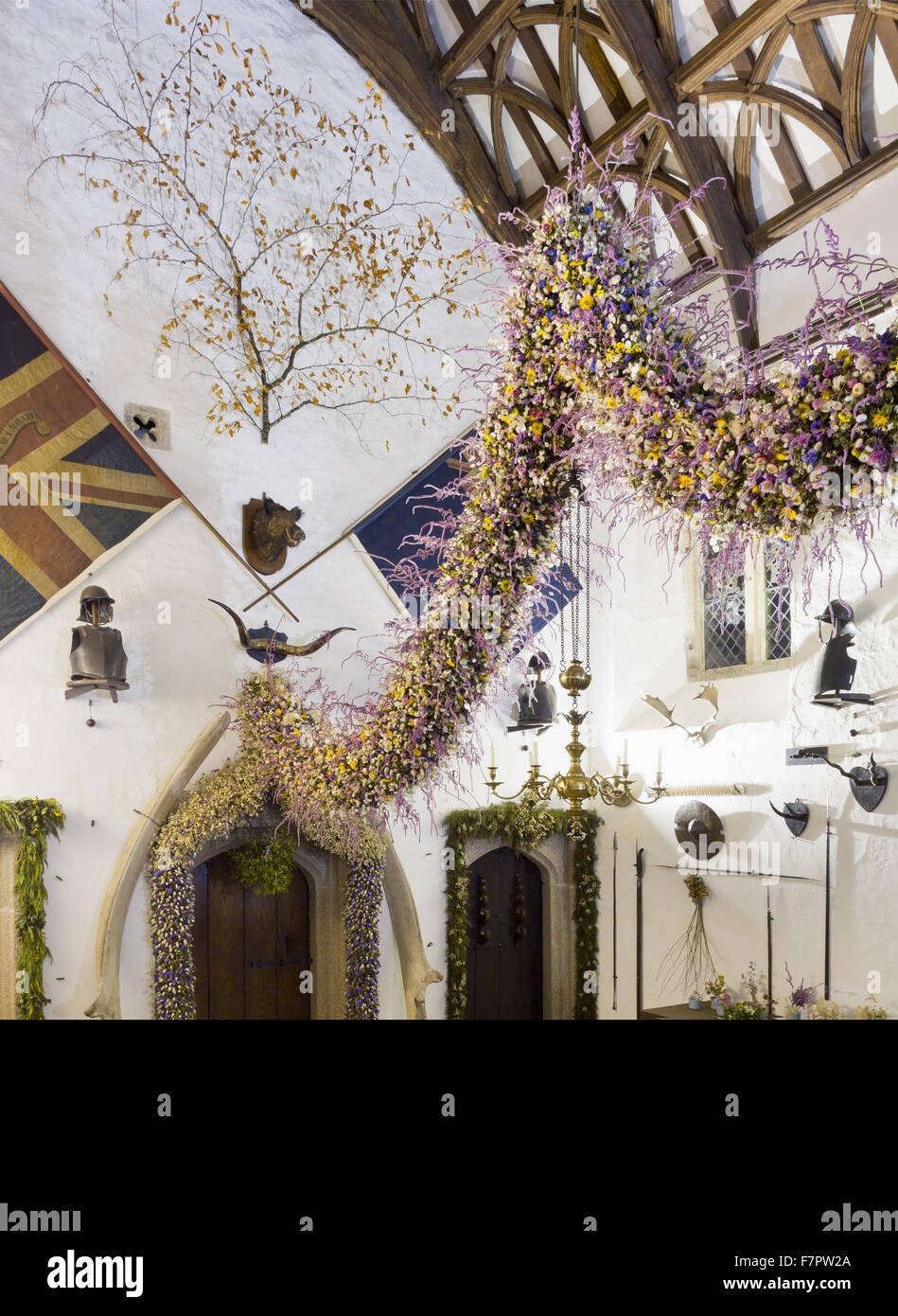 La guirlande de Noël dans le hall de l'Hôtel Laminak Tudor, Cornwall. Le garland est construit chaque année de fleurs cultivées et séchées à Cotehele - une tradition qui a débuté dans les années 1950. 2013 a été une année record, avec environ 40 000 fleurs de la gar Banque D'Images