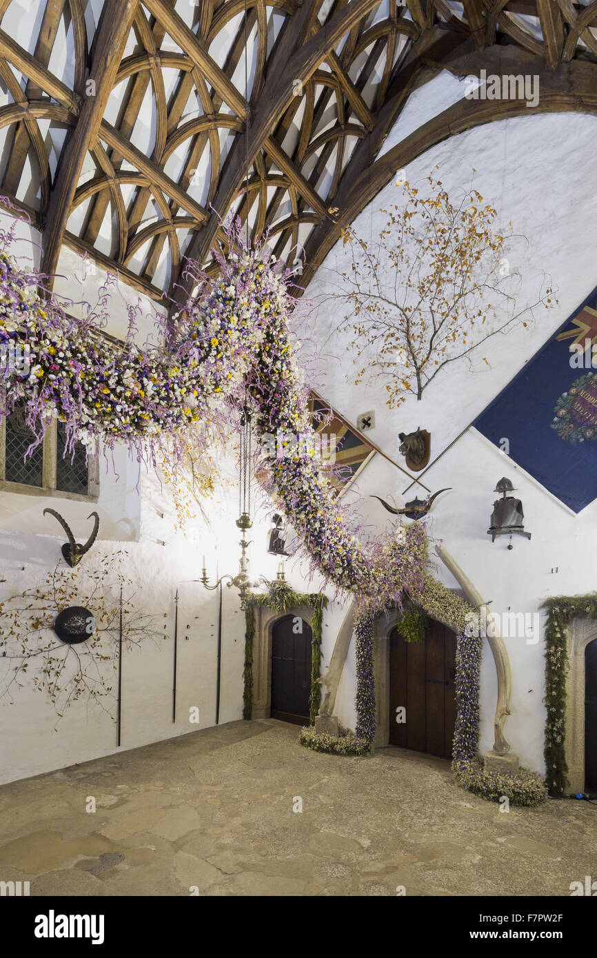 La guirlande de Noël dans le hall de l'Hôtel Laminak Tudor, Cornwall. Le garland est construit chaque année de fleurs cultivées et séchées à Cotehele - une tradition qui a débuté dans les années 1950. 2013 a été une année record, avec environ 40 000 fleurs de la gar Banque D'Images