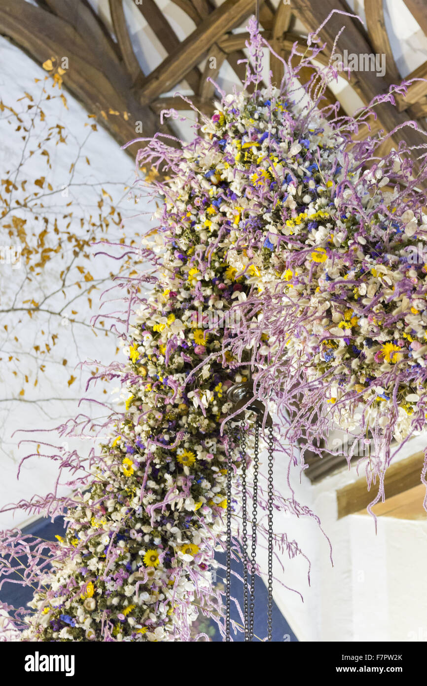 Détail de la guirlande de Noël dans le hall de l'Hôtel Laminak Tudor, Cornwall. Le garland est construit chaque année de fleurs cultivées et séchées à Cotehele - une tradition qui a débuté dans les années 1950. 2013 a été une année record, avec environ 40 000 décisions fleurs Banque D'Images