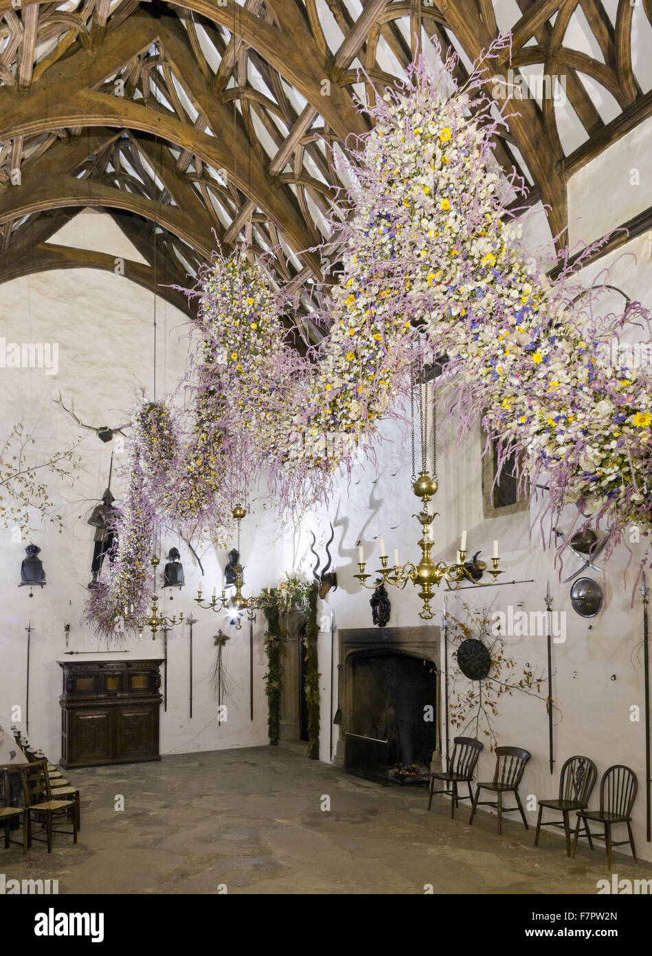 La guirlande de Noël dans le hall de l'Hôtel Laminak Tudor, Cornwall. Le garland est construit chaque année de fleurs cultivées et séchées à Cotehele - une tradition qui a débuté dans les années 1950. 2013 a été une année record, avec environ 40 000 fleurs de la gar Banque D'Images
