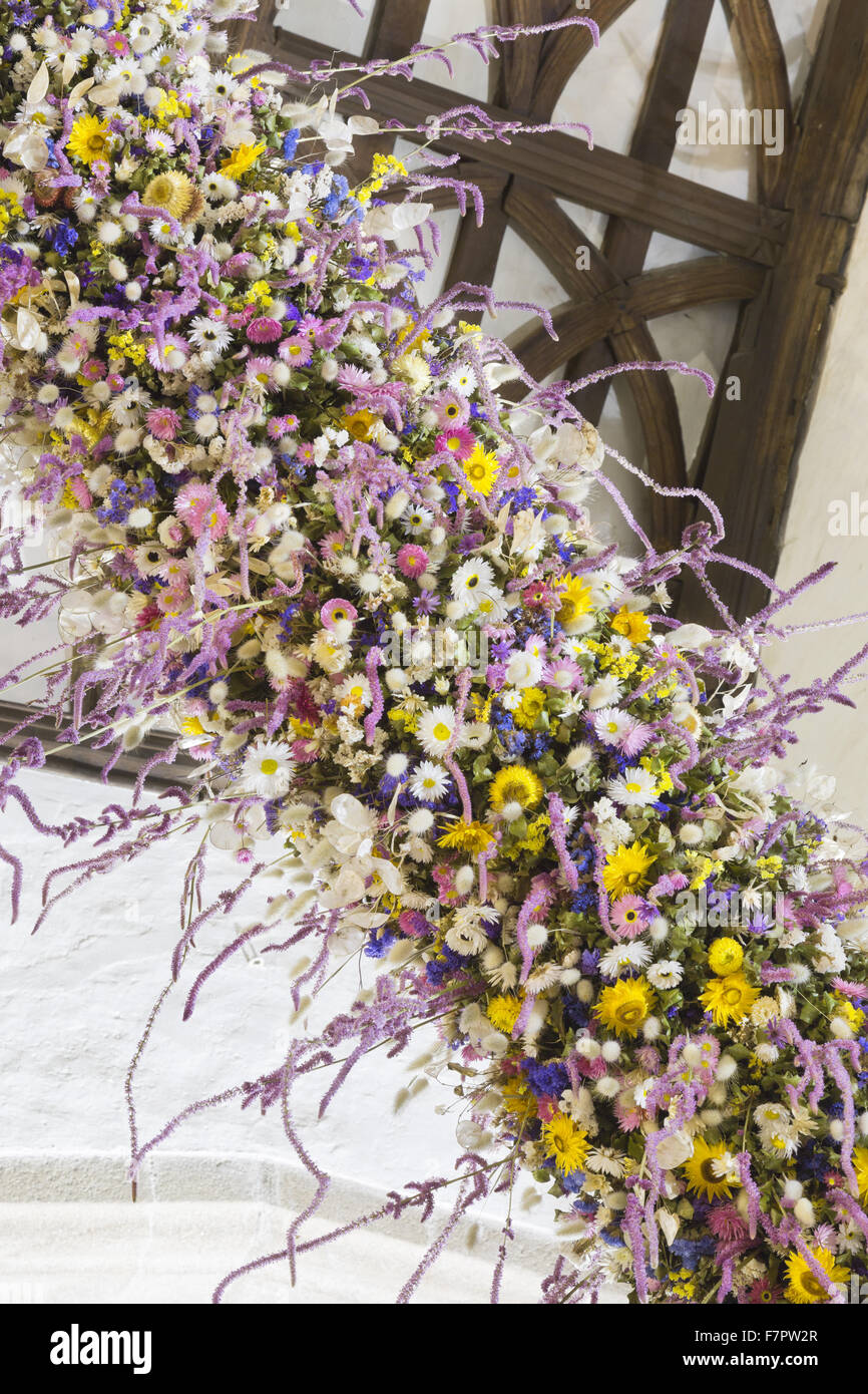 Détail de la guirlande de Noël dans le hall de l'Hôtel Laminak Tudor, Cornwall. Le garland est construit chaque année de fleurs cultivées et séchées à Cotehele - une tradition qui a débuté dans les années 1950. 2013 a été une année record, avec environ 40 000 décisions fleurs Banque D'Images