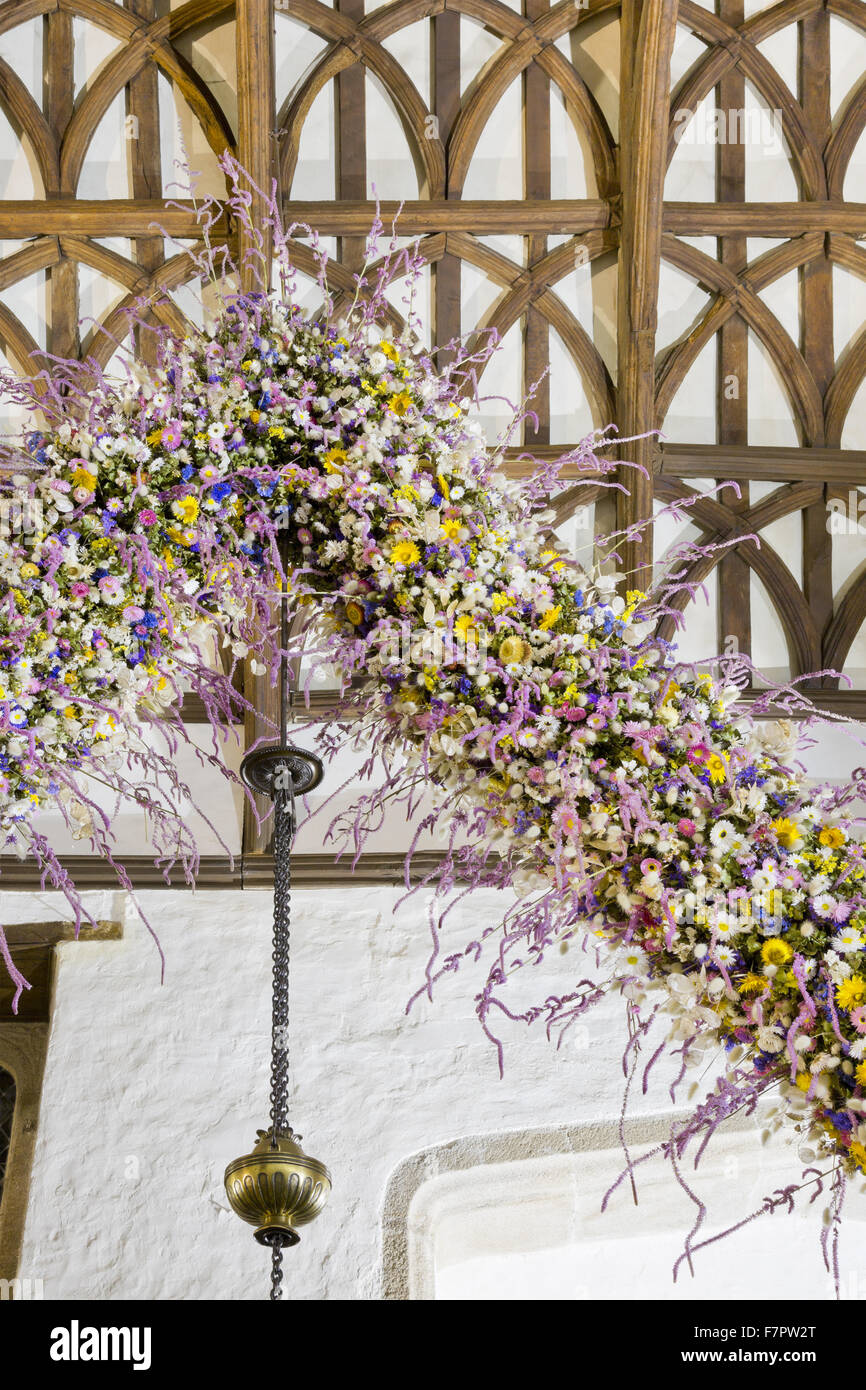 La guirlande de Noël dans le hall de l'Hôtel Laminak Tudor, Cornwall. Le garland est construit chaque année de fleurs cultivées et séchées à Cotehele - une tradition qui a débuté dans les années 1950. 2013 a été une année record, avec environ 40 000 fleurs de la gar Banque D'Images