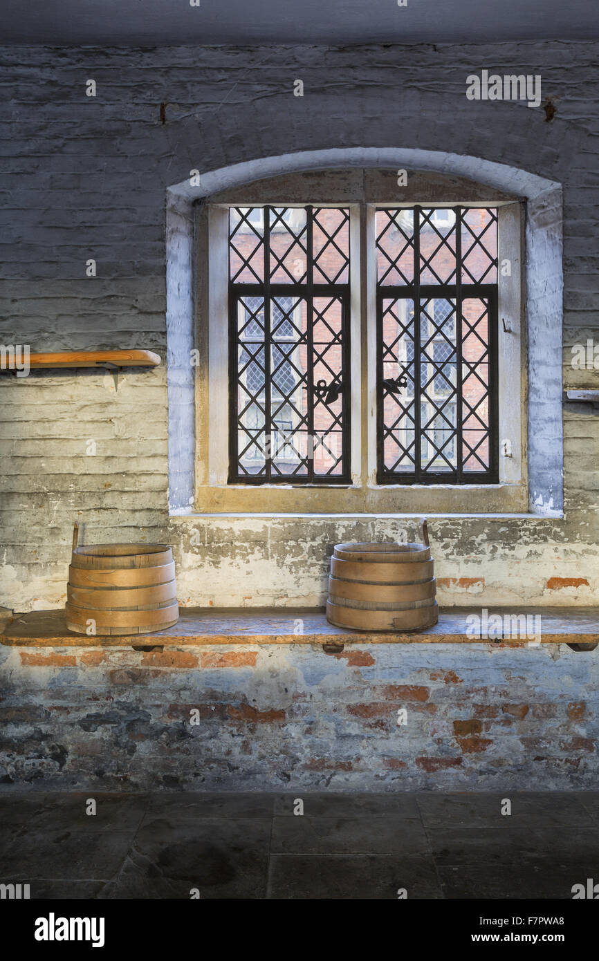 Une fenêtre dans le prix du lait, à la recherche sur la cour à Dunham Massey, Cheshire. Les étagères de l'Prix du lait ont été utilisées pour tenir de grandes casseroles, plats, ce qui a permis de séparer le lait. Crème fraîche, fromages, lait poudings et cruches de lait ont été également tenu ici, à l'emploi Banque D'Images