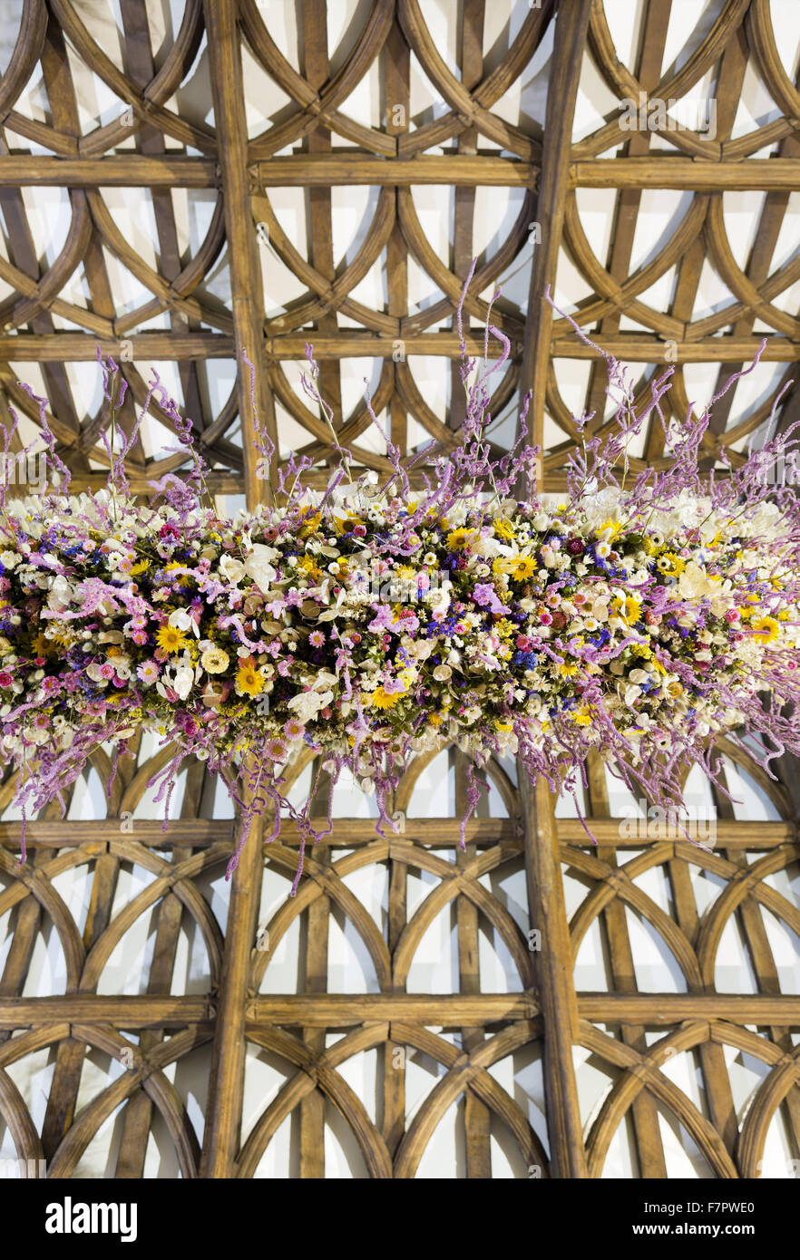 La guirlande de Noël dans le hall de l'Hôtel Laminak Tudor, Cornwall. Le garland est construit chaque année de fleurs cultivées et séchées à Cotehele - une tradition qui a débuté dans les années 1950. 2013 a été une année record, avec environ 40 000 fleurs de la gar Banque D'Images