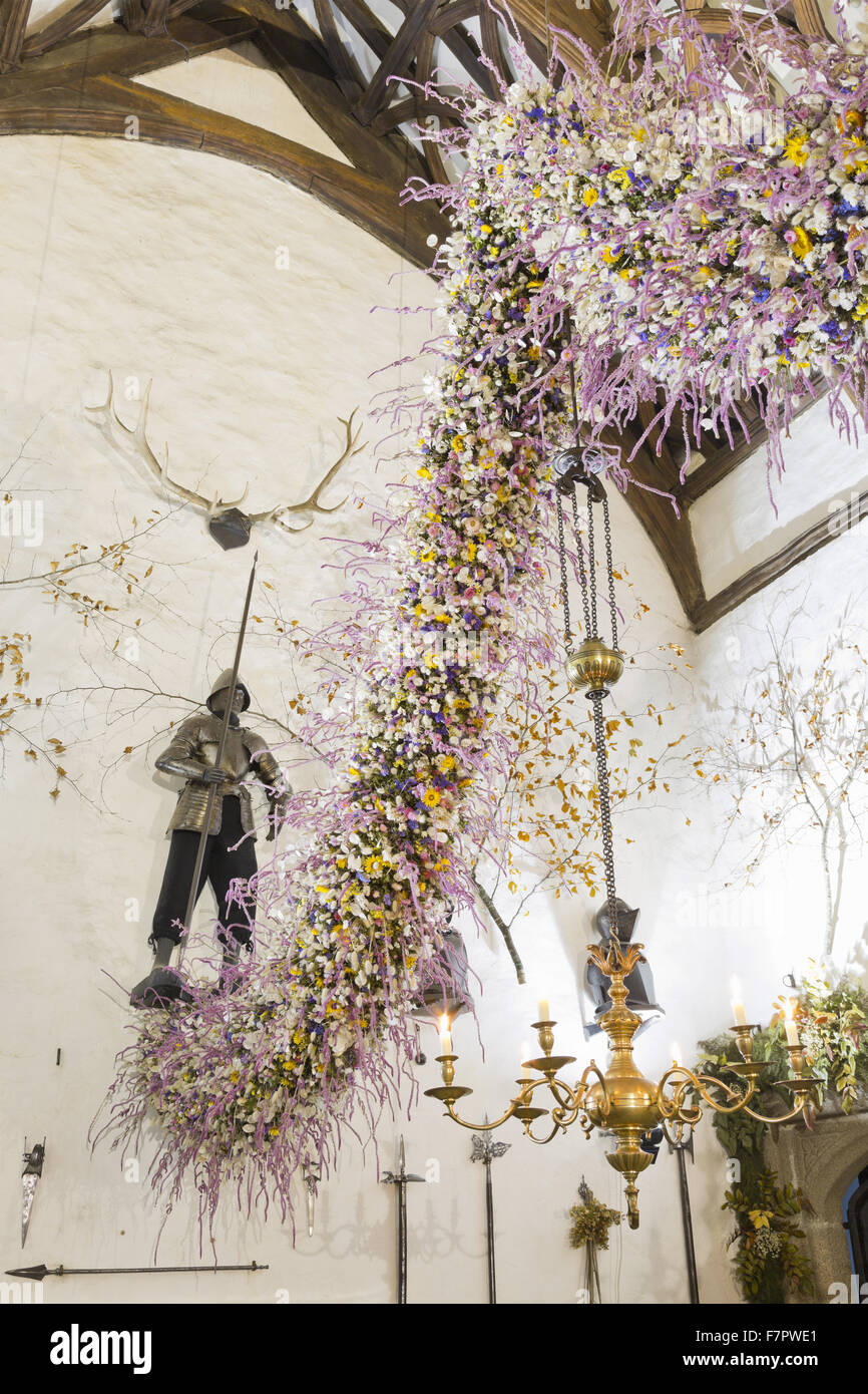 La guirlande de Noël dans le hall de l'Hôtel Laminak Tudor, Cornwall. Le garland est construit chaque année de fleurs cultivées et séchées à Cotehele - une tradition qui a débuté dans les années 1950. 2013 a été une année record, avec environ 40 000 fleurs de la gar Banque D'Images
