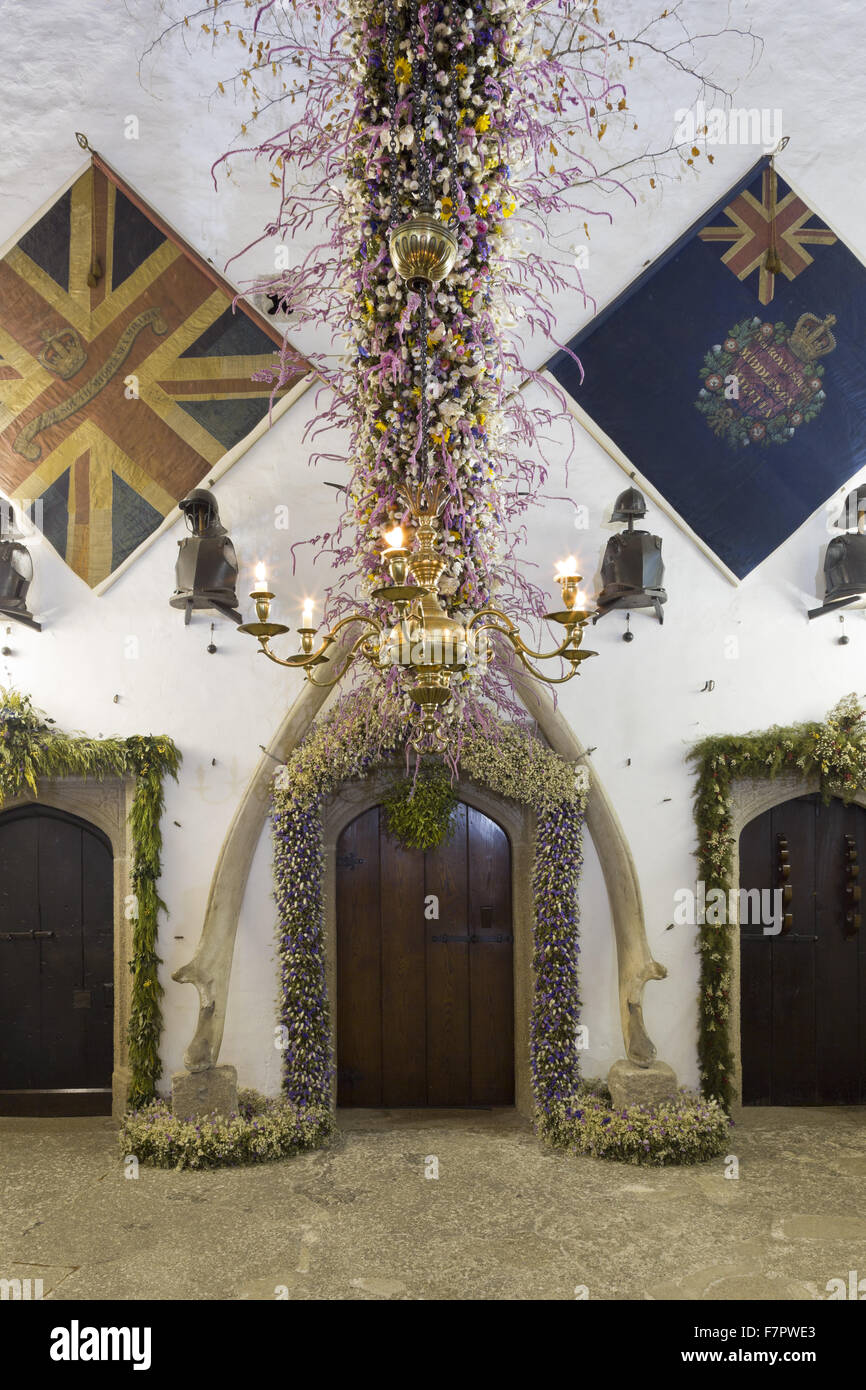 La guirlande de Noël dans le hall de l'Hôtel Laminak Tudor, Cornwall. Le garland est construit chaque année de fleurs cultivées et séchées à Cotehele - une tradition qui a débuté dans les années 1950. 2013 a été une année record, avec environ 40 000 fleurs de la gar Banque D'Images