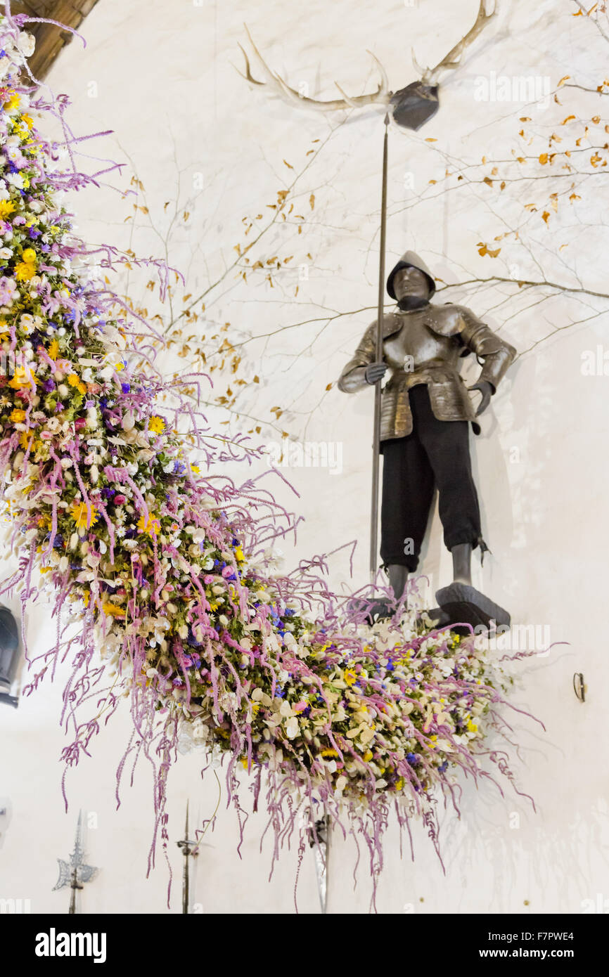 La guirlande de Noël dans le hall de l'Hôtel Laminak Tudor, Cornwall. Le garland est construit chaque année de fleurs cultivées et séchées à Cotehele - une tradition qui a débuté dans les années 1950. 2013 a été une année record, avec environ 40 000 fleurs de la gar Banque D'Images