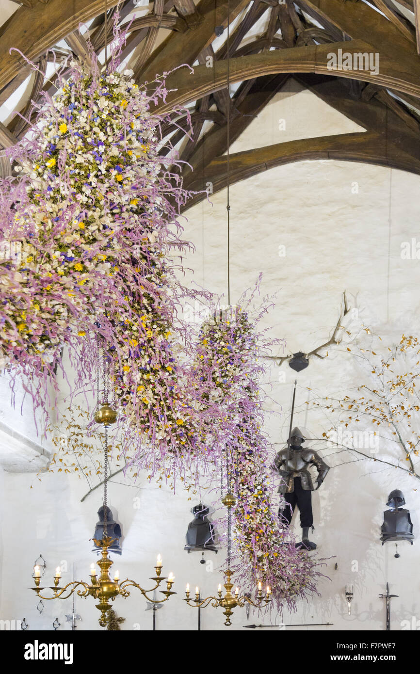 La guirlande de Noël dans le hall de l'Hôtel Laminak Tudor, Cornwall. Le garland est construit chaque année de fleurs cultivées et séchées à Cotehele - une tradition qui a débuté dans les années 1950. 2013 a été une année record, avec environ 40 000 fleurs de la gar Banque D'Images