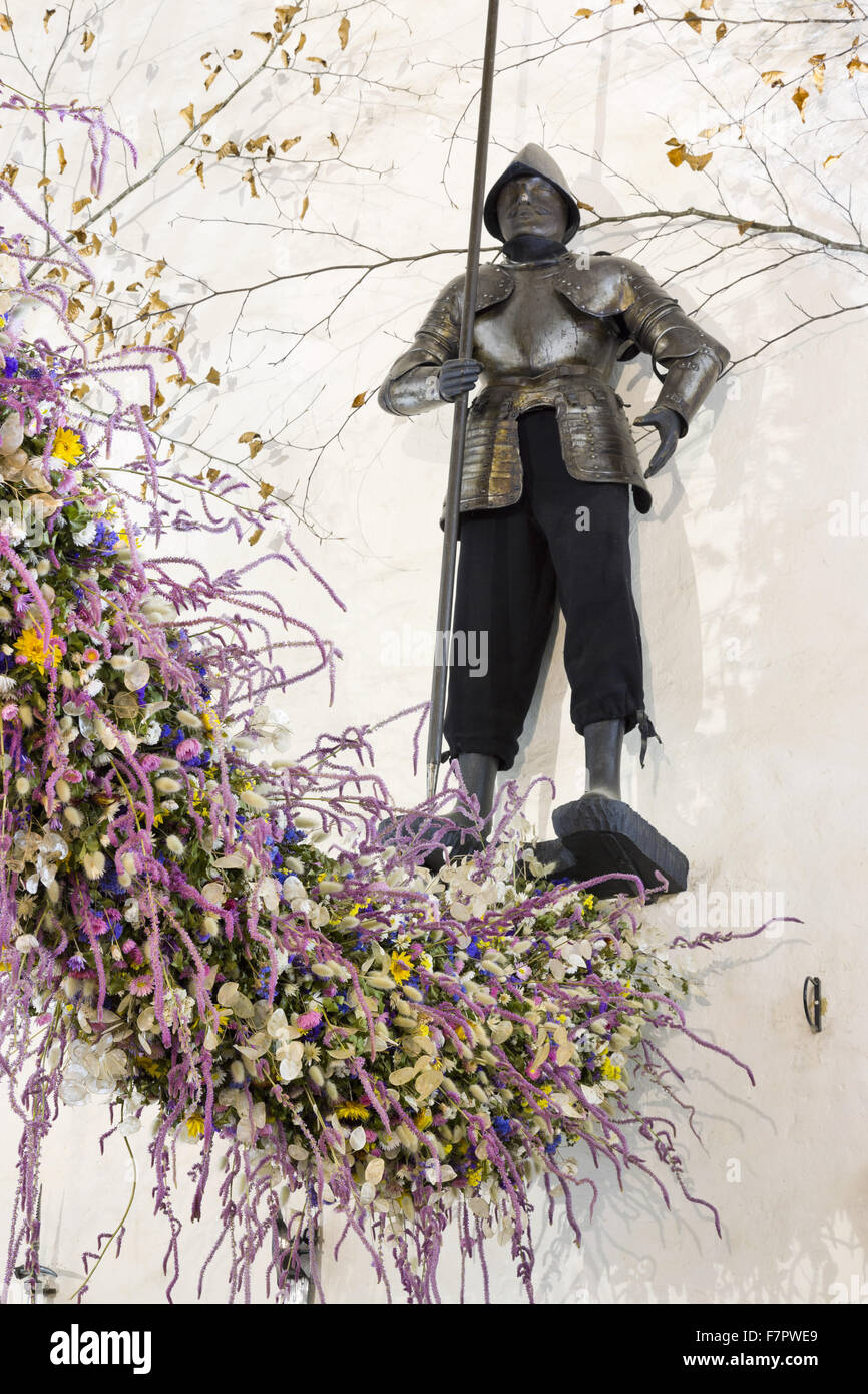 La guirlande de Noël dans le hall de l'Hôtel Laminak Tudor, Cornwall. Le garland est construit chaque année de fleurs cultivées et séchées à Cotehele - une tradition qui a débuté dans les années 1950. 2013 a été une année record, avec environ 40 000 fleurs de la gar Banque D'Images