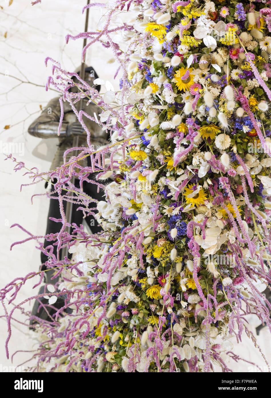 Détail de la guirlande de Noël dans le hall de l'Hôtel Laminak Tudor, Cornwall. Le garland est construit chaque année de fleurs cultivées et séchées à Cotehele - une tradition qui a débuté dans les années 1950. 2013 a été une année record, avec environ 40 000 décisions fleurs Banque D'Images
