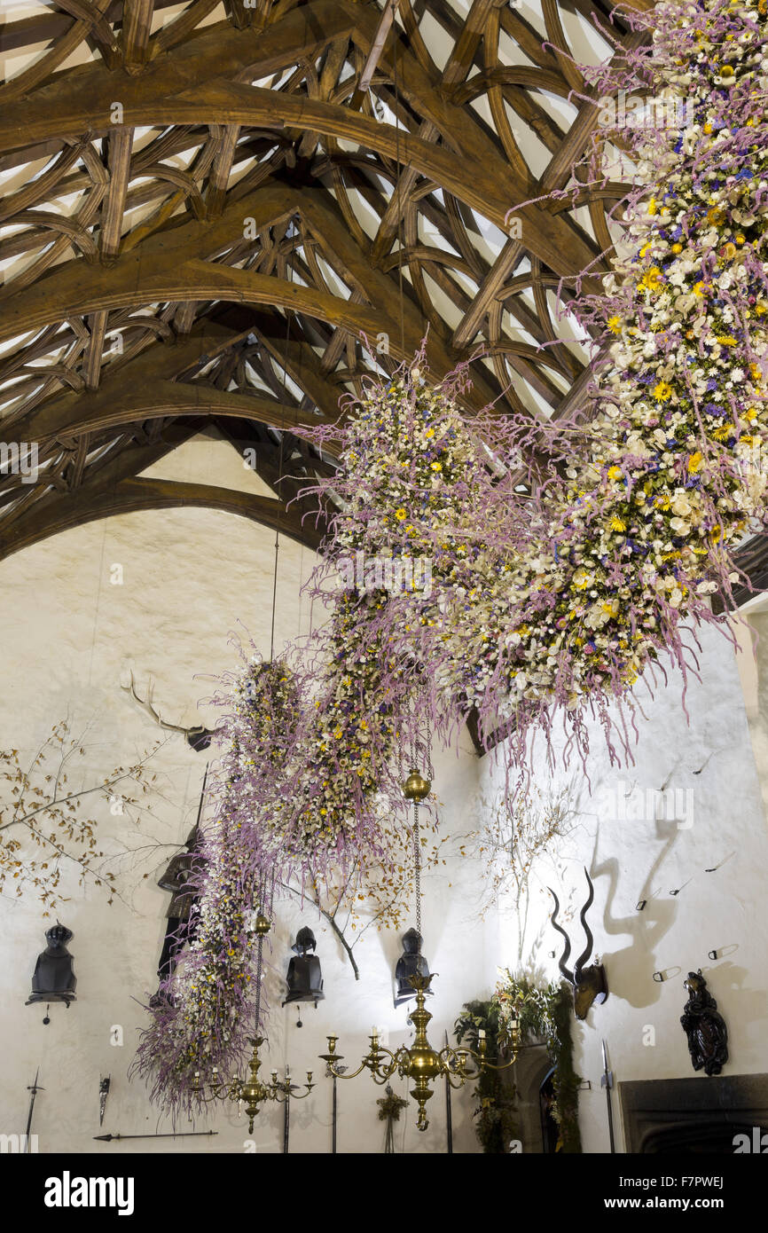 La guirlande de Noël dans le hall de l'Hôtel Laminak Tudor, Cornwall. Le garland est construit chaque année de fleurs cultivées et séchées à Cotehele - une tradition qui a débuté dans les années 1950. 2013 a été une année record, avec environ 40 000 fleurs de la gar Banque D'Images