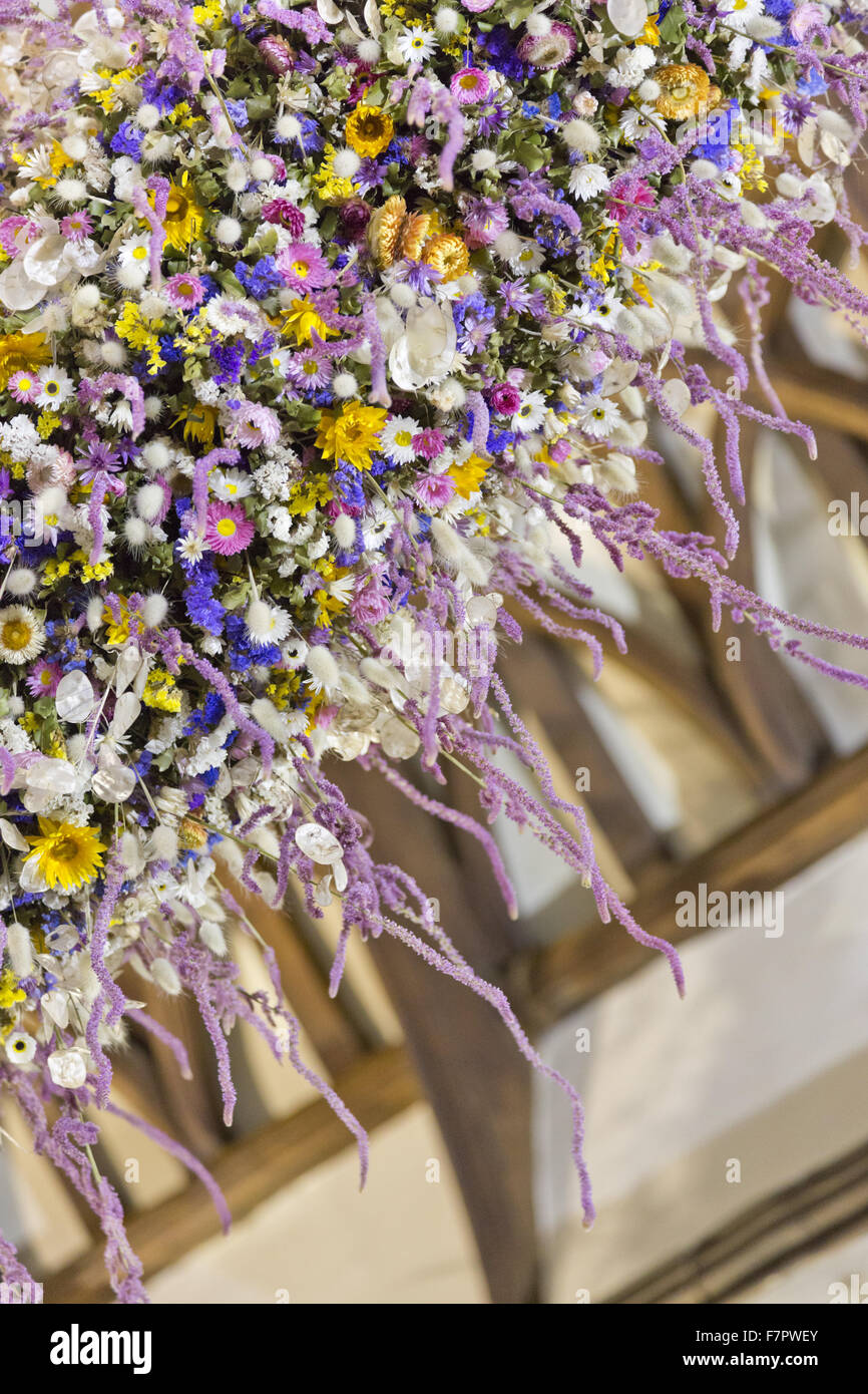 Détail de la guirlande de Noël dans le hall de l'Hôtel Laminak Tudor, Cornwall. Le garland est construit chaque année de fleurs cultivées et séchées à Cotehele - une tradition qui a débuté dans les années 1950. 2013 a été une année record, avec environ 40 000 décisions fleurs Banque D'Images
