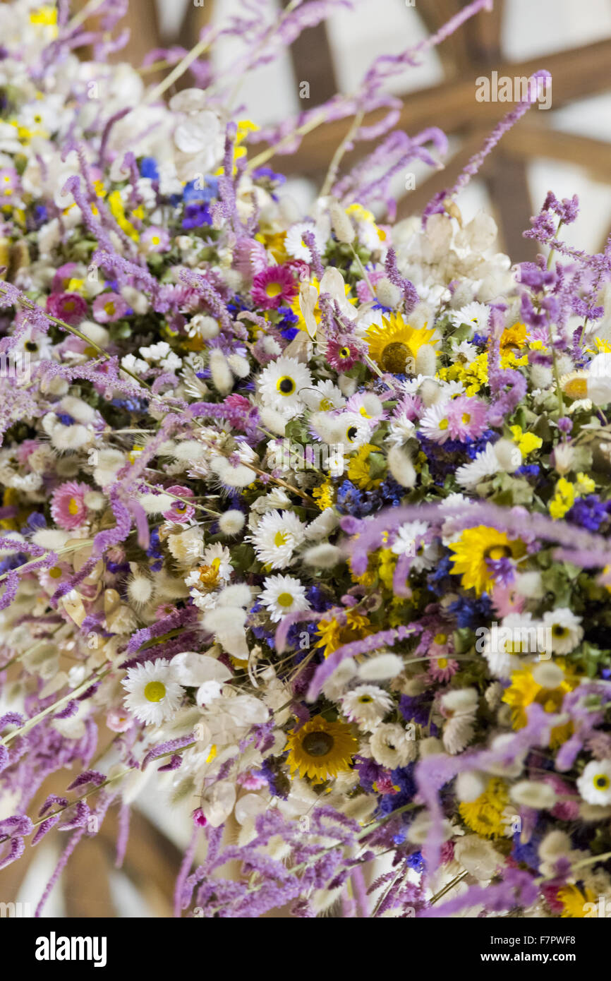 Détail de la guirlande de Noël dans le hall de l'Hôtel Laminak Tudor, Cornwall. Le garland est construit chaque année de fleurs cultivées et séchées à Cotehele - une tradition qui a débuté dans les années 1950. 2013 a été une année record, avec environ 40 000 décisions fleurs Banque D'Images