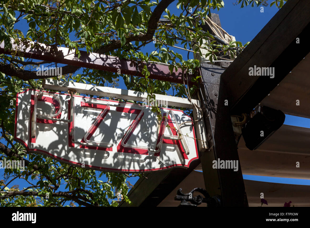 Logo pizza, signe dans un arbre Grèce Banque D'Images