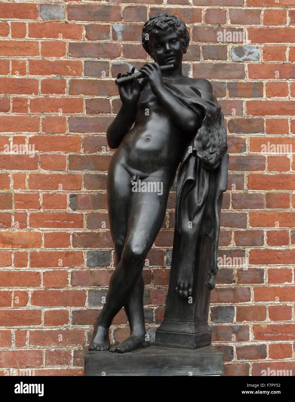 Statue d'un jeune garçon avec flûte;en grec classique style;Hughenden Manor;l'Angleterre. 19e siècle Banque D'Images