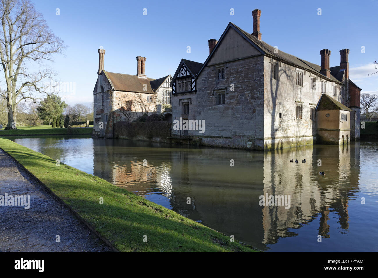 Vue sur les douves de Baddesley Clinton, en janvier. Banque D'Images