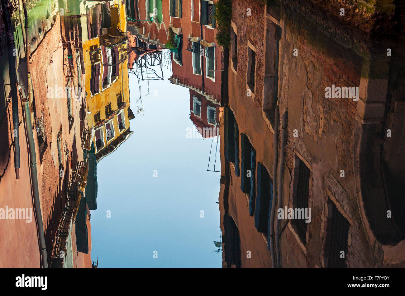 L'architecture de Venise à l'envers la réflexion dans l'eau du canal Banque D'Images