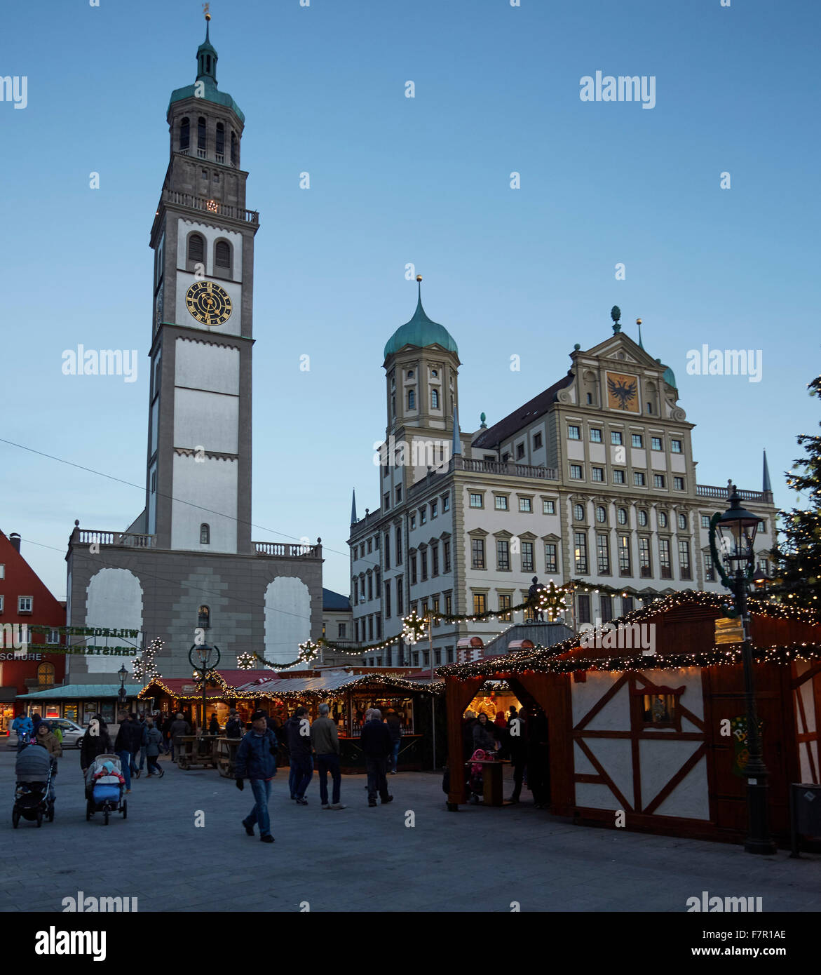 Marché de Noël Augsburg, Rathausplatz, avec l'Hôtel de Ville et Perlachturm, Augsbourg, Bavière, Allemagne, Banque D'Images