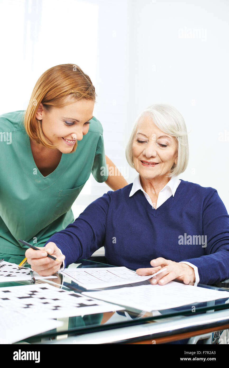 Senior woman doing formation de mémoire en maison de soins infirmiers Banque D'Images