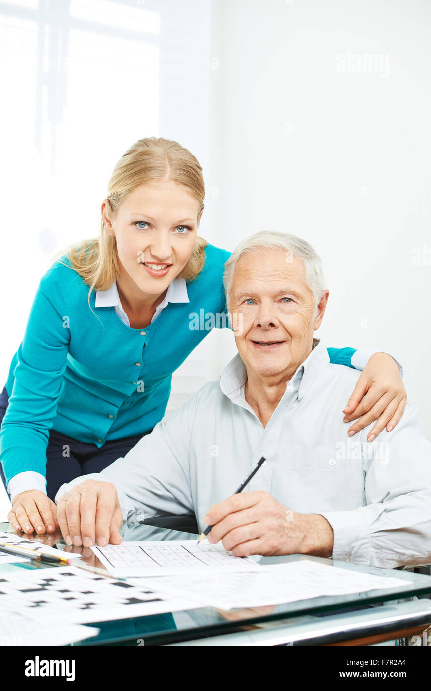 Famille avec man problèmes mots croisés à la maison pour la formation de mémoire Banque D'Images