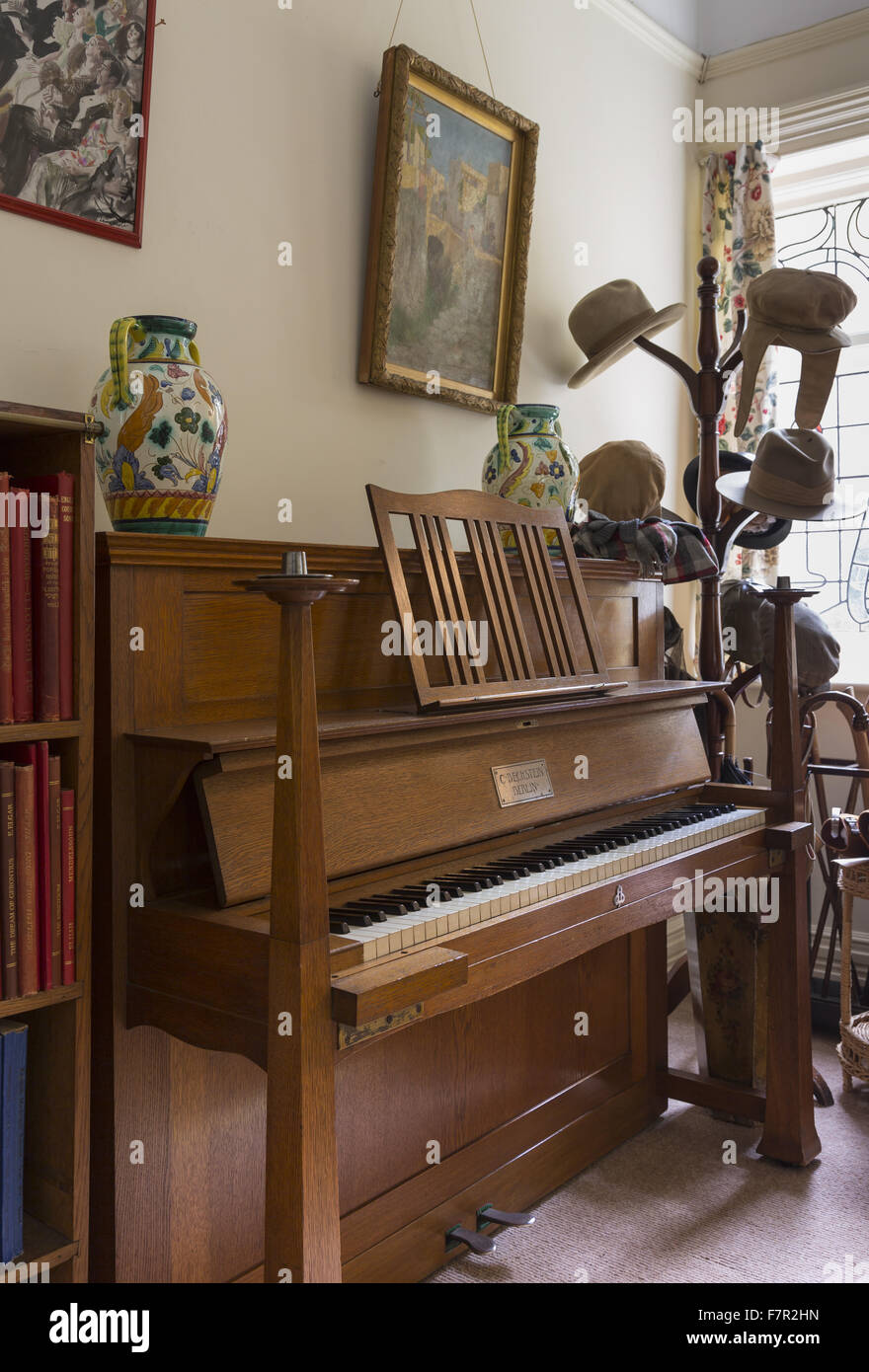 George Bernard Shaw's piano Bechstein et collection de chapeaux dans le  hall d'entrée chez Shaw's Corner, Hertfordshire Photo Stock - Alamy