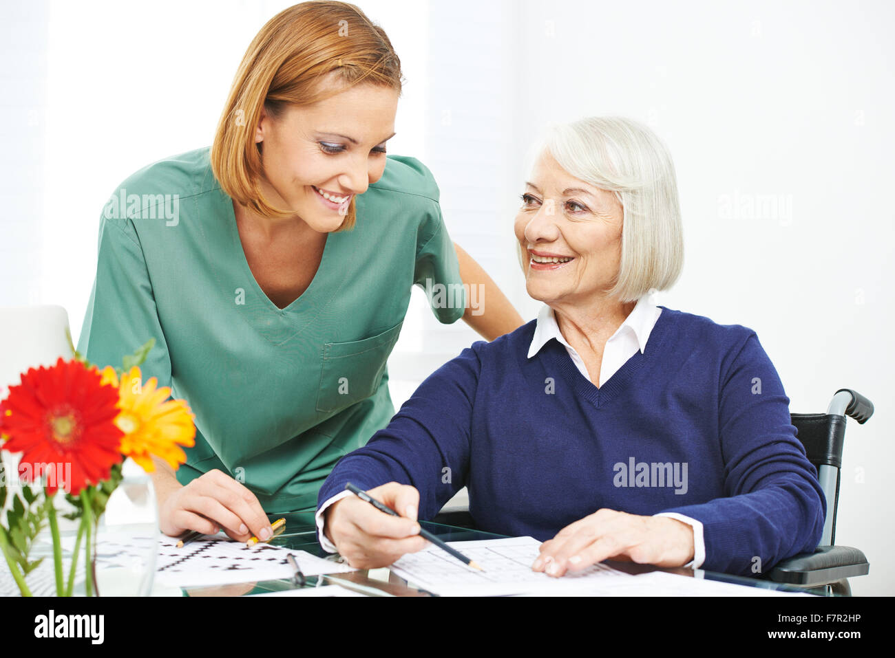 Old woman in wheelchair faisant la formation de mémoire dans une maison de soins infirmiers Banque D'Images