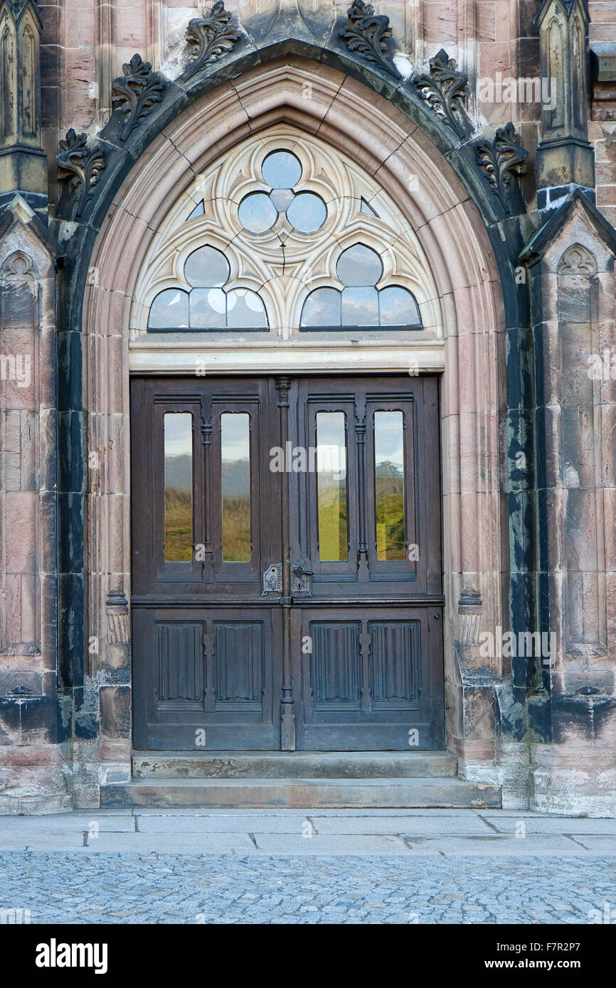 Gros plan sur une vieille porte double marron Banque D'Images