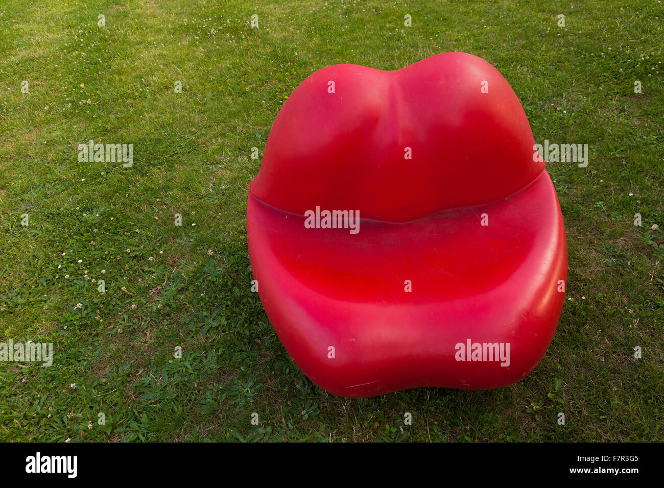 Un banc de lèvre rouge à Berlin, Allemagne Banque D'Images