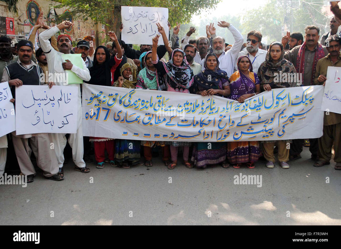 Les membres de l'Association des retraités de l'école publique Hyderabad slogans chant le non paiement de leurs cotisations de retraite au cours de manifestation de protestation à Hyderabad press club le Mercredi, Décembre 02, 2015. Banque D'Images