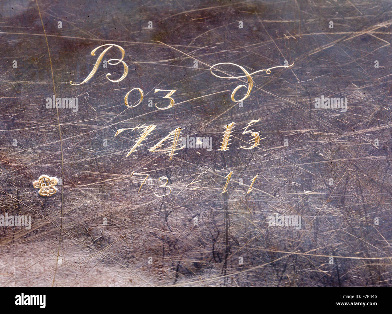 Soupière ovale pour stand, ch. 1755, Turin, de l'argent à Bürchen, dans le Suffolk. Numéro d'Inventaire National Trust. 852080.5-6 Détail de l'scratchweights et hallmark sur marche arrière. Banque D'Images