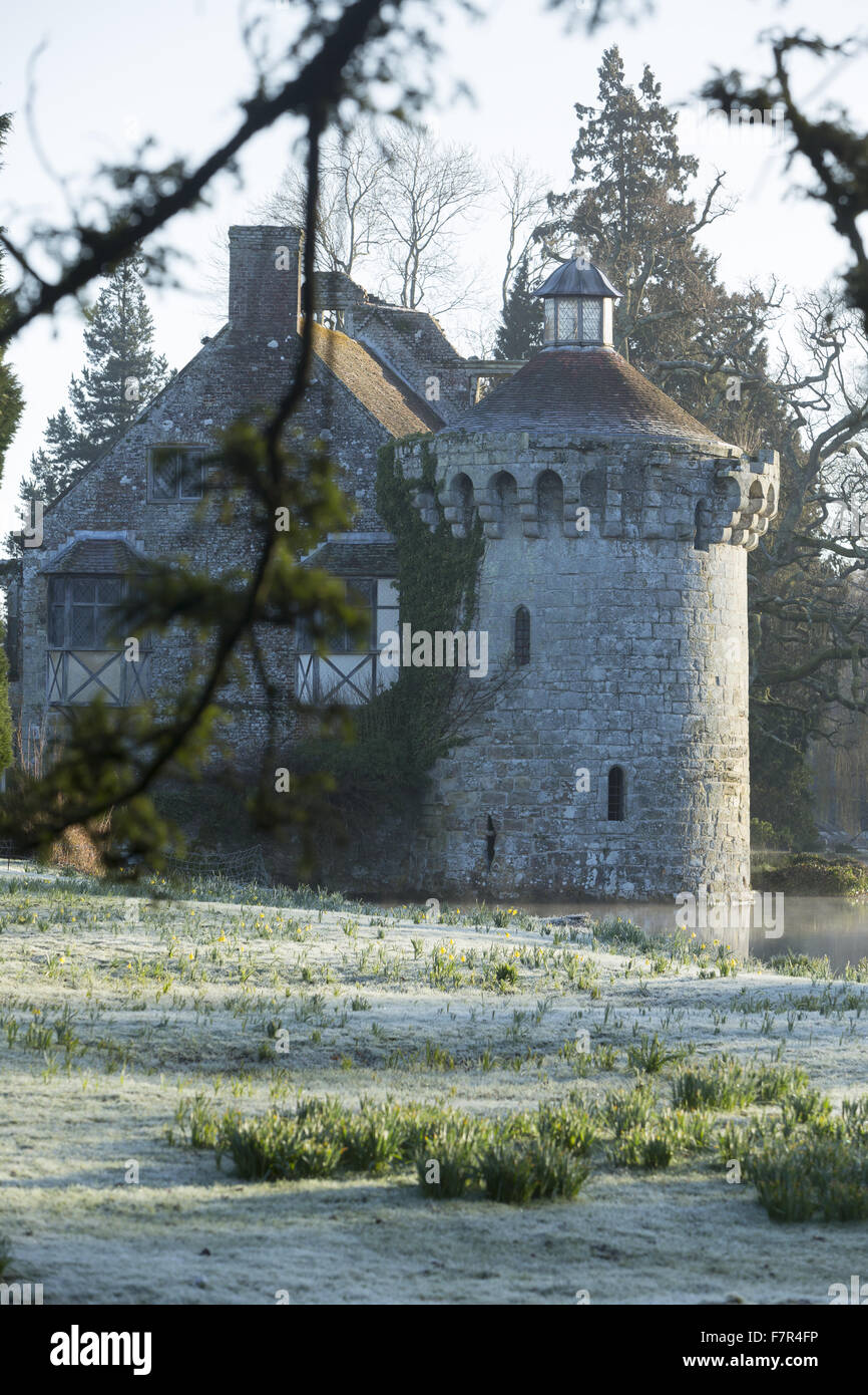 Un jour d'hiver à Scotney Castle, dans le Kent. Scotney dispose d'un château fort du 14ème siècle, un manoir victorien et un jardin romantique. Banque D'Images