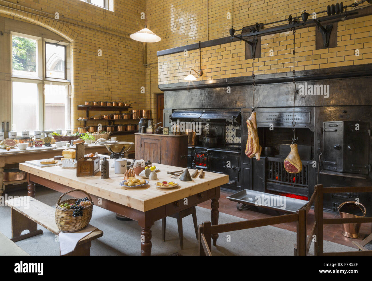 La cuisine de Cragside, dans le Northumberland. La chambre, l'un des plus beaux exemples d'art et d'artisanat de fabrication dans le pays, a été la première au monde à être éclairé par l'hydroélectricité. Banque D'Images