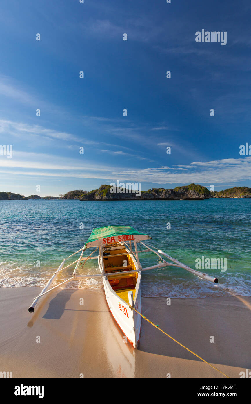 Un mored catamaran sur la plage dans la zone de 100 îles des Philippines Banque D'Images