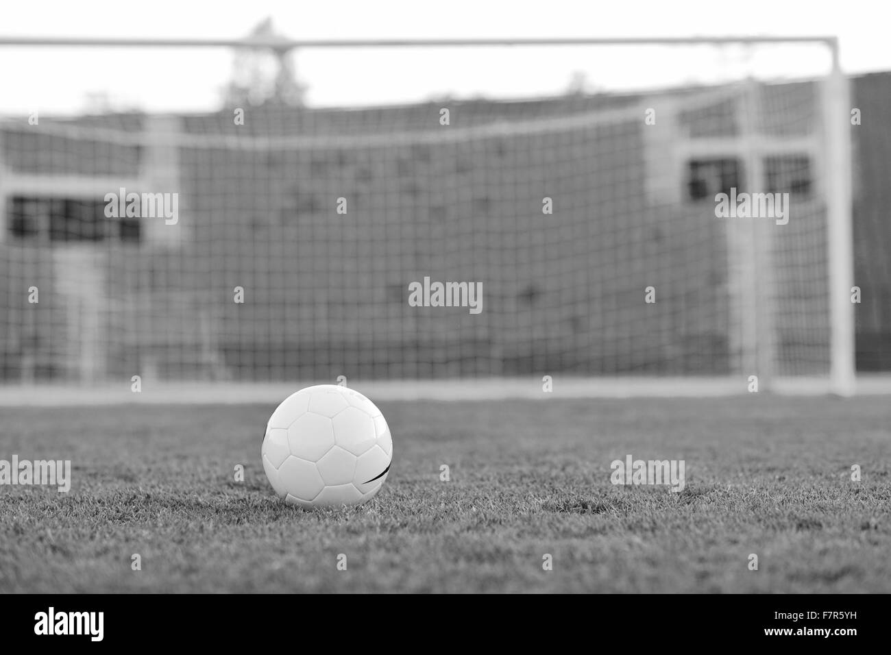 Ballon de football blanc sur l'herbe au but et le stade en arrière-plan Banque D'Images