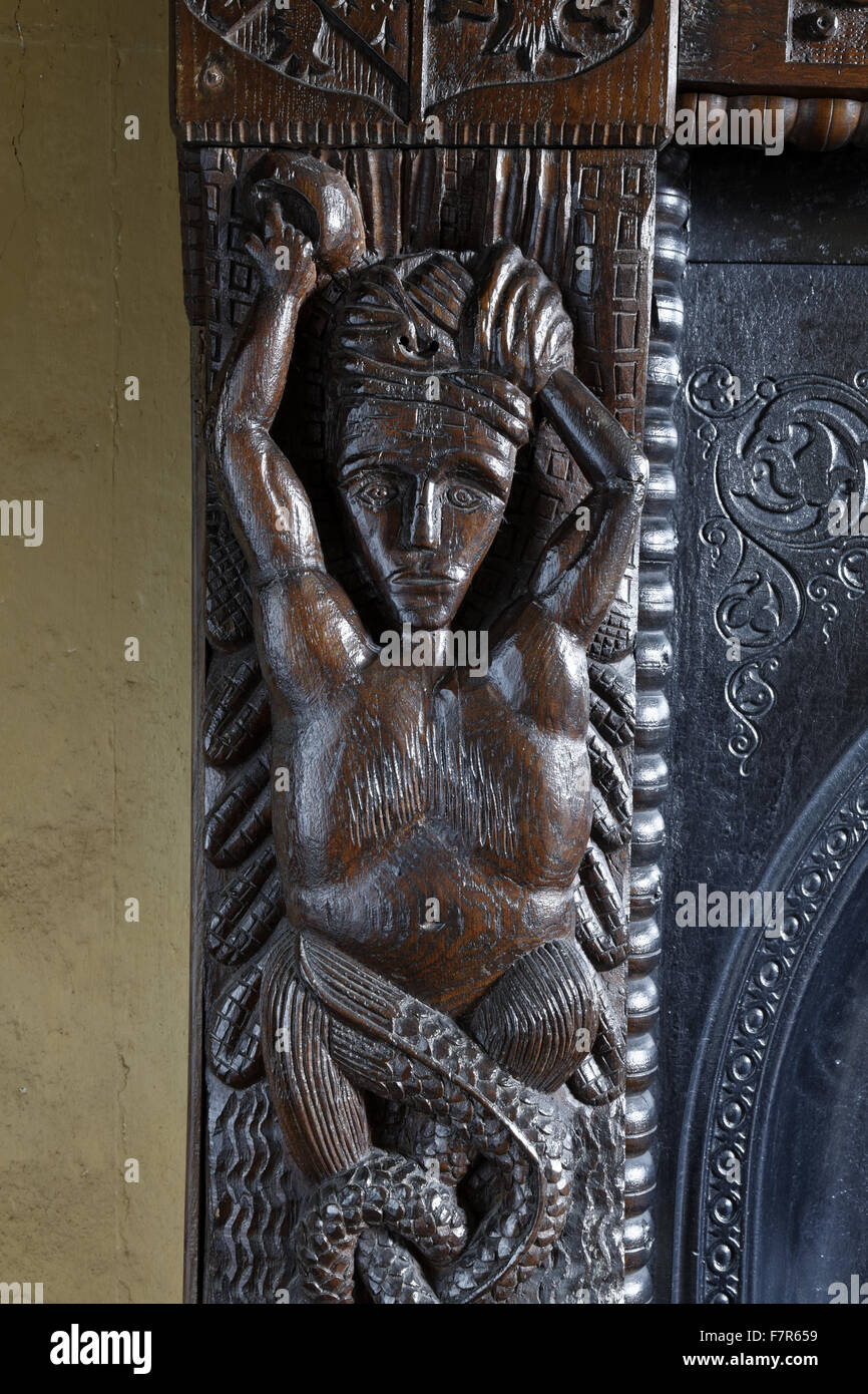 Détail de l'incendie sculpté le surround dans la chambre de l'état à Townend, Cumbria Banque D'Images