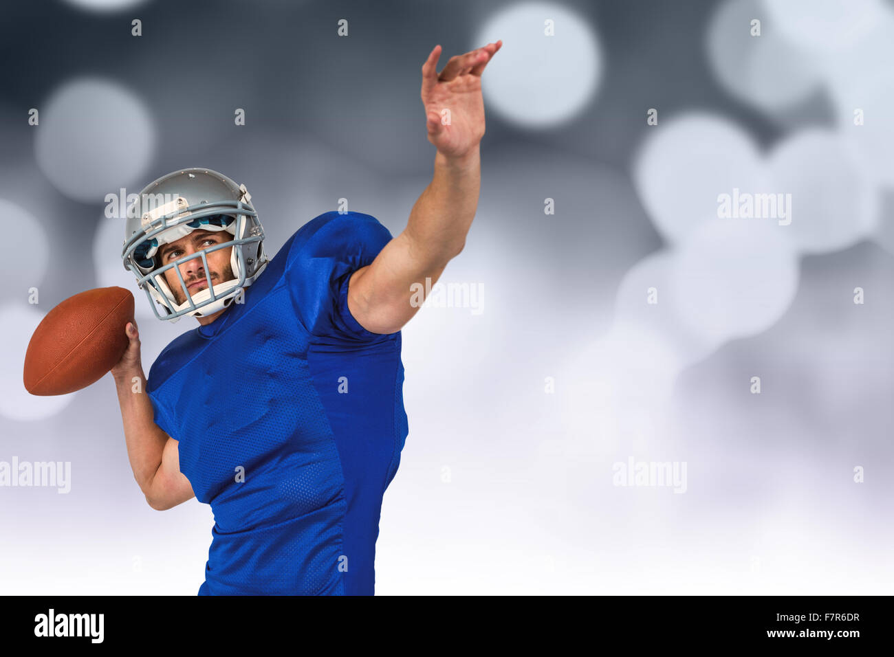 Image composite de joueur de football américain à l'écart tout en lançant la balle Banque D'Images