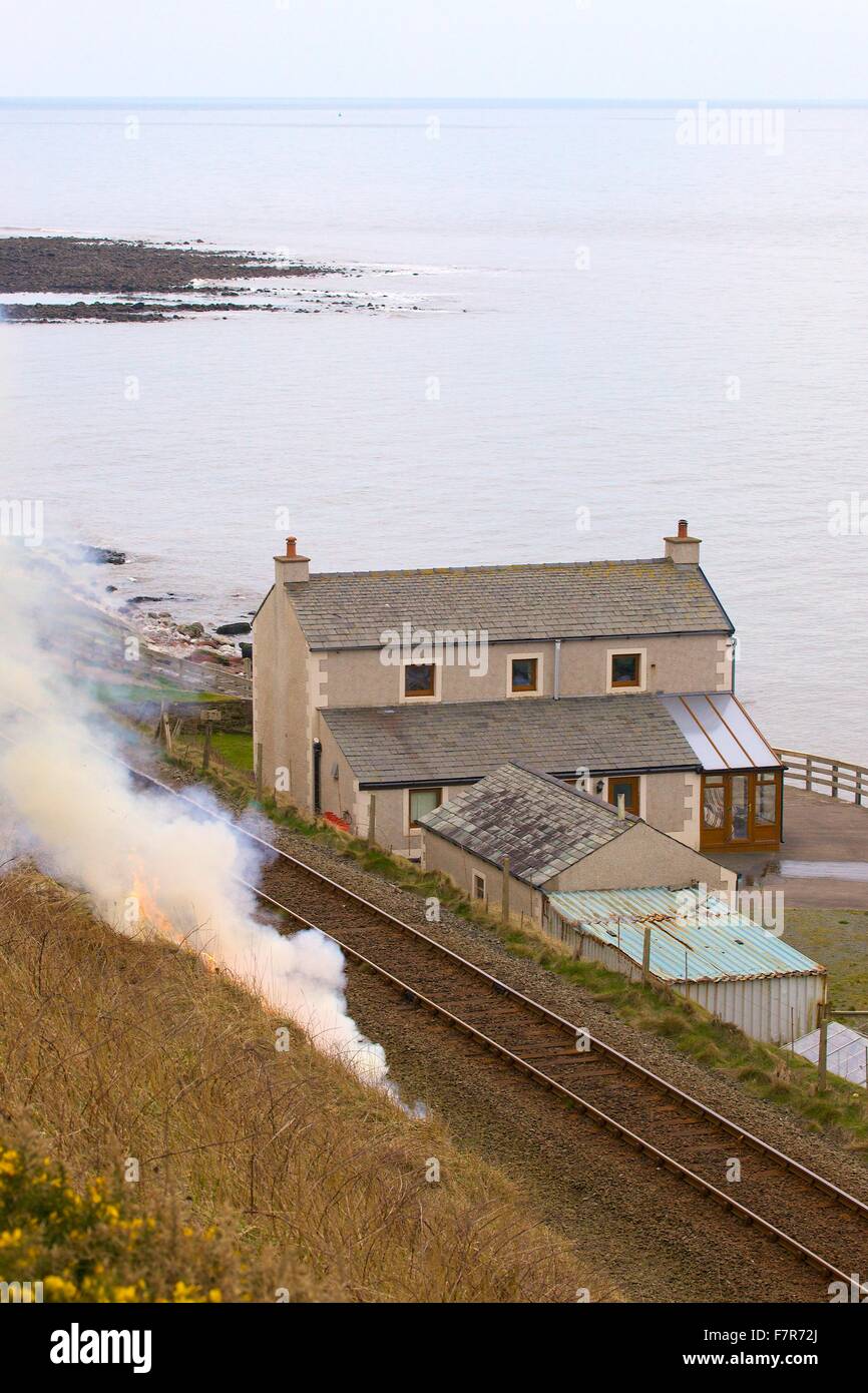 Remblai de chemin de fer feu près de Nethertown, Whitehaven, Cumbria, England, UK. Banque D'Images