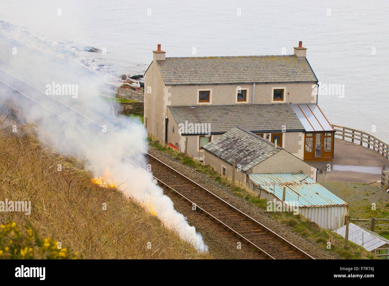 Remblai de chemin de fer feu près de Nethertown, Whitehaven, Cumbria, England, UK. Banque D'Images