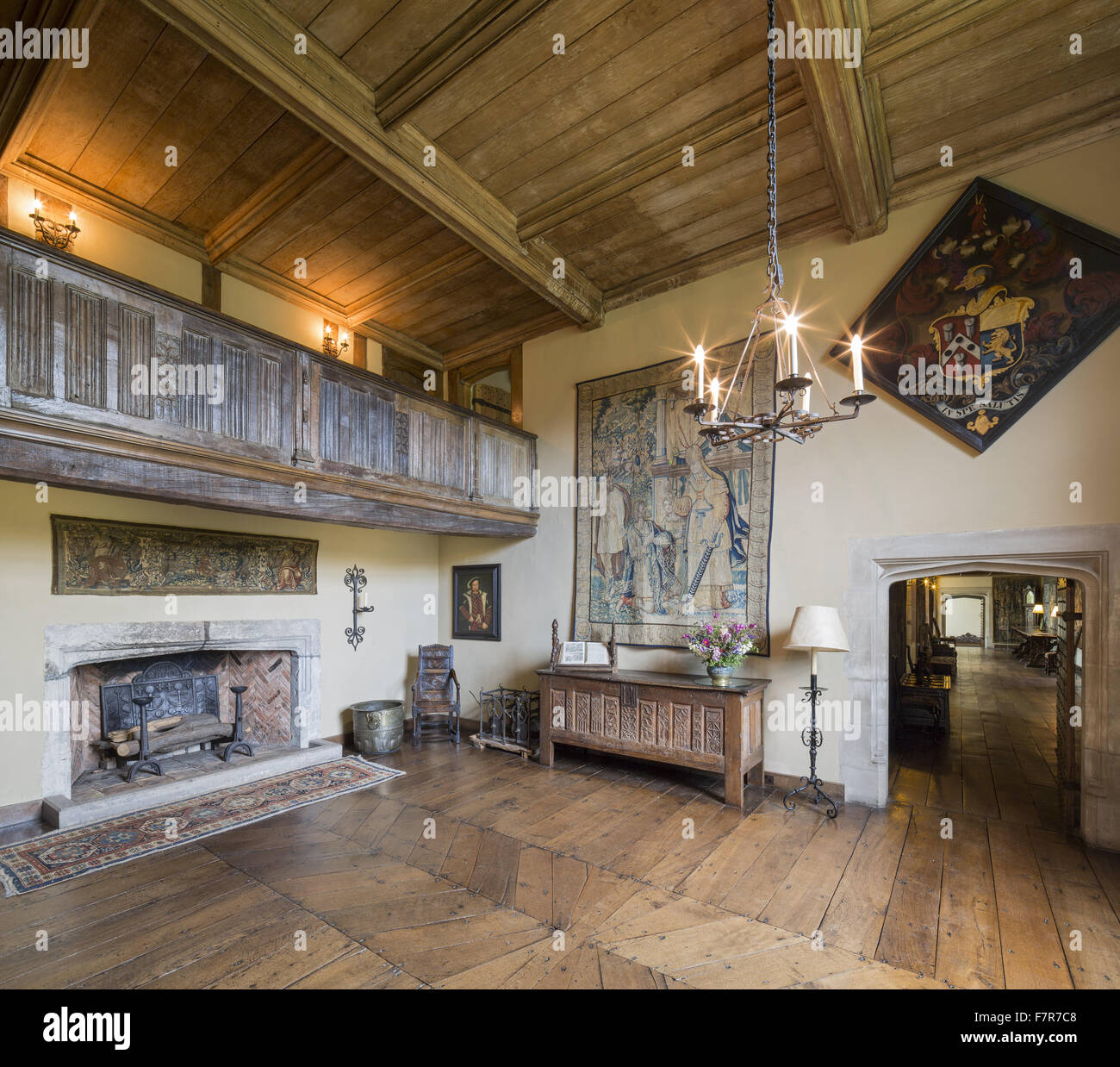 Une vue de l'entrée en regardant vers la cheminée, tapisserie et balcon à Packwood House, Warwickshire Banque D'Images