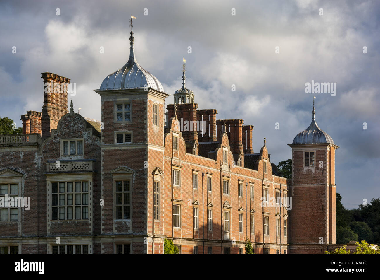 Vue de la maison à partir de la pelouse de croquet à Blickling Estate, Norfolk. Blickling est une tourelle en brique rouge manoir jacobéen, assis dans de beaux jardins et de parcs. Banque D'Images