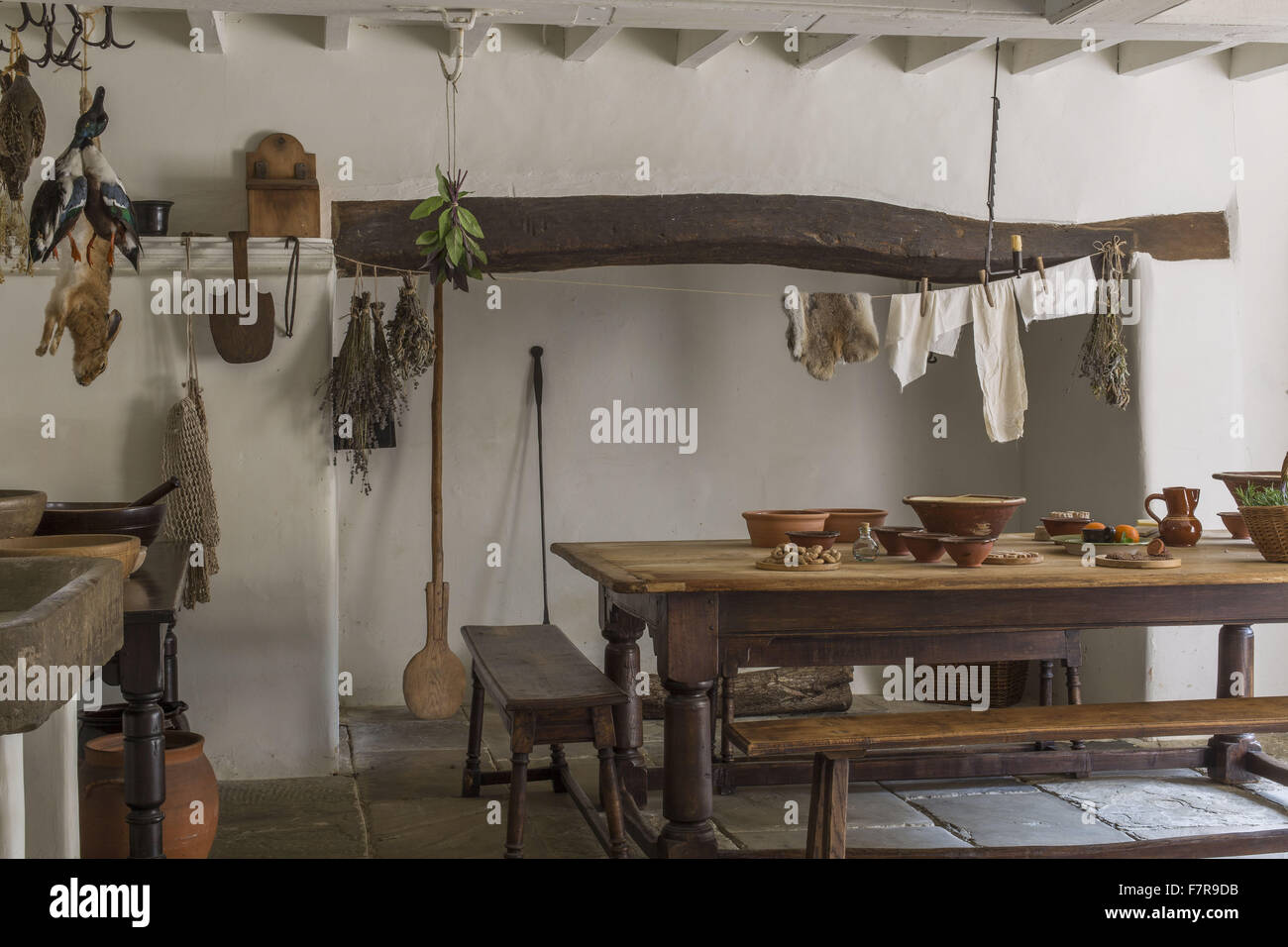 La cuisine à Woolsthorpe Manor, Lincolnshire. Woolsthorpe Manor était la maison du scientifique et mathématicien Sir Isaac Newton. Banque D'Images