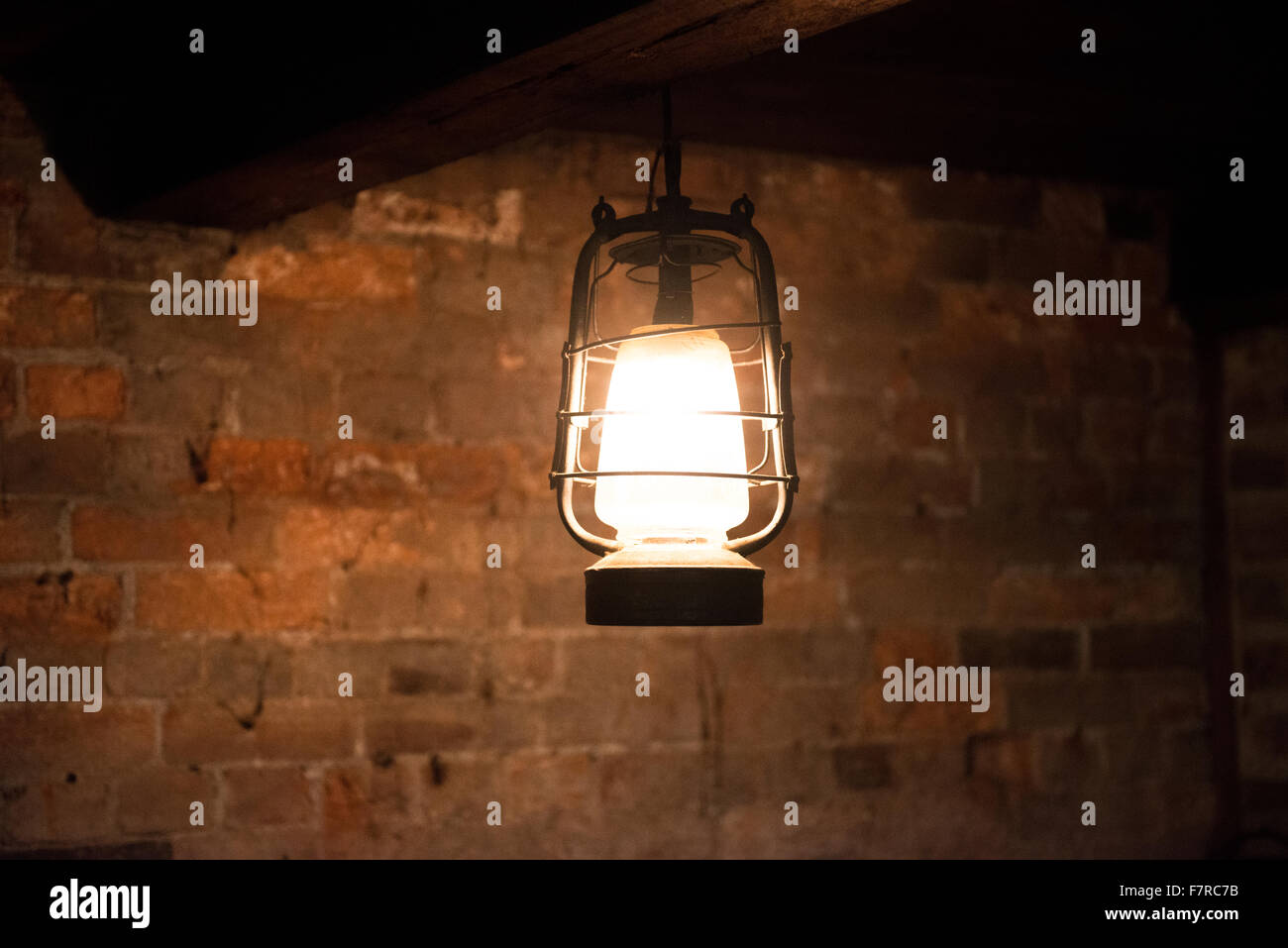 Une vieille lanterne dans une cave. Banque D'Images