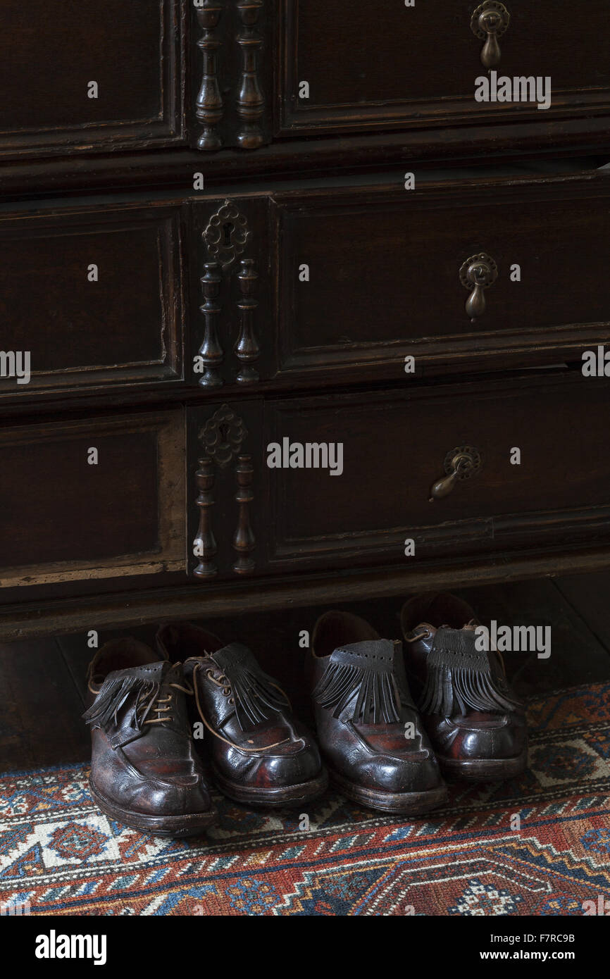 Deux paires de chaussures de George Bernard Shaw, sous une commode dans sa chambre à coucher chez Shaw's Corner, Hertfordshire. Banque D'Images