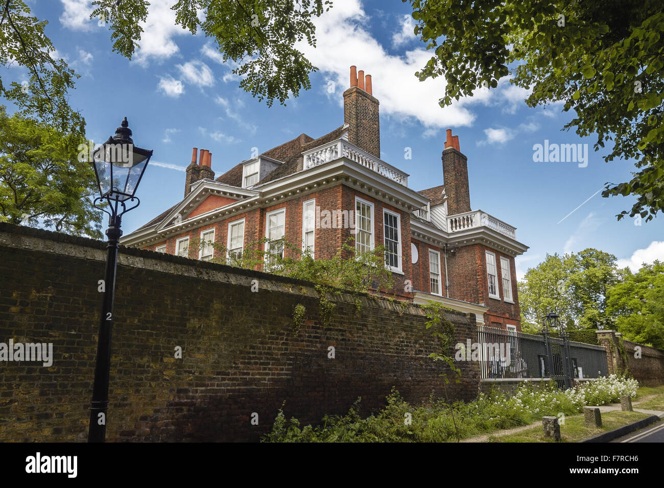 Fenton House and Garden, Londres. Fenton House a été construit en 1686 et est rempli de monde-classe et de beaux-arts décoratifs collections. Les jardins comprennent un verger, potager, roseraie et formel d'une terrasse et d'une pelouse. Banque D'Images