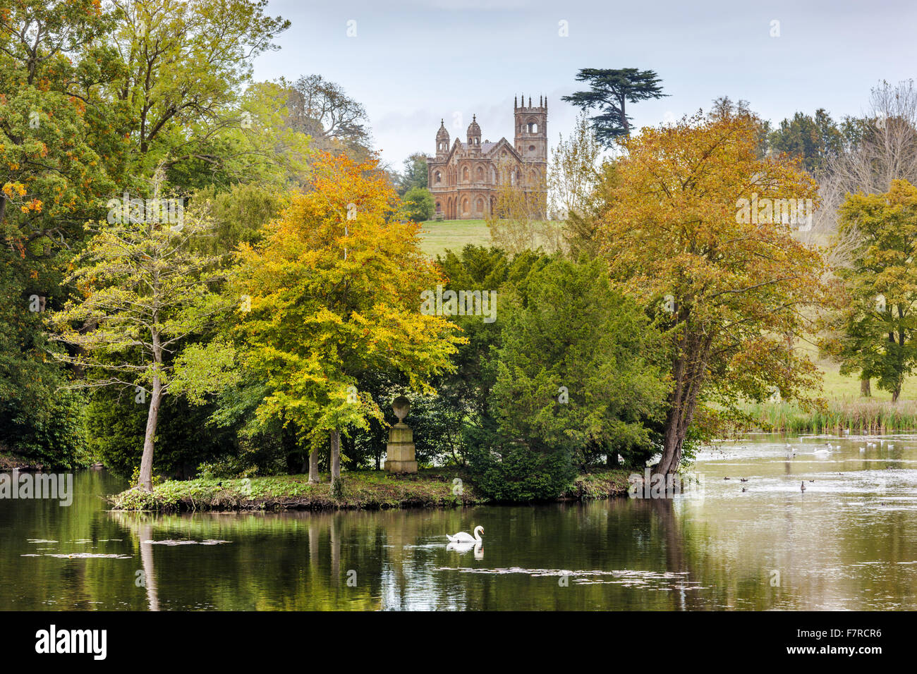 L'Octogone Lake et le temple gothique à Stowe, Buckinghamshire. Stowe est un jardin paysager du 18ème siècle, et comprend plus de 40 temples et monuments historiques. Banque D'Images