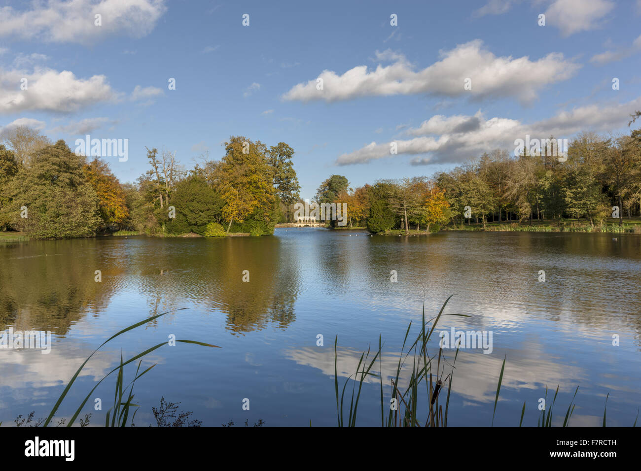 L'Octogone et le lac pont palladien à Stowe, Buckinghamshire. Stowe est un jardin paysager du 18ème siècle, et comprend plus de 40 temples et monuments historiques. Banque D'Images