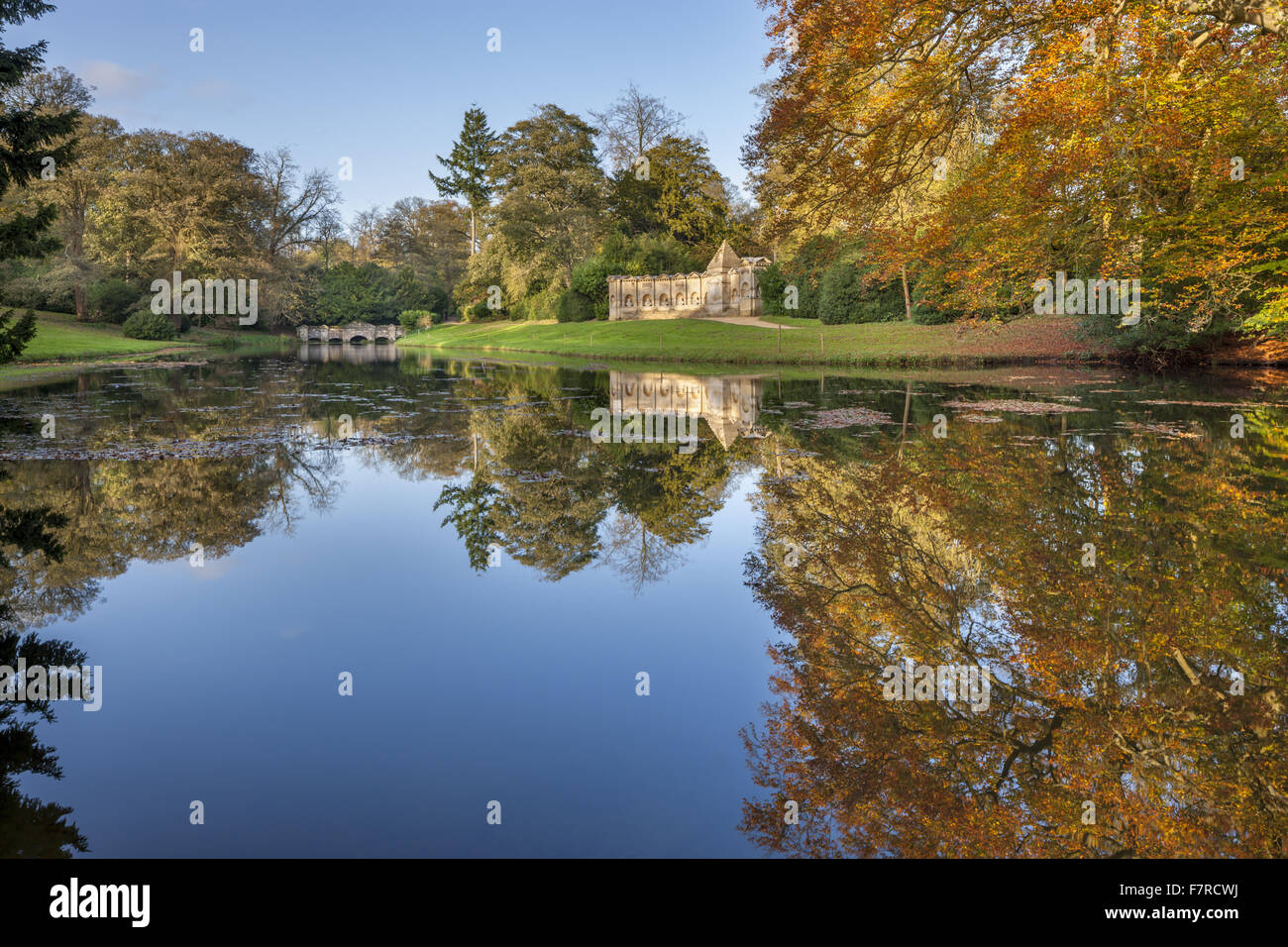 Le Temple de la dignes et Shell à pont à Stowe, Buckinghamshire. Stowe est un jardin paysager du 18ème siècle, et comprend plus de 40 temples et monuments historiques. Banque D'Images