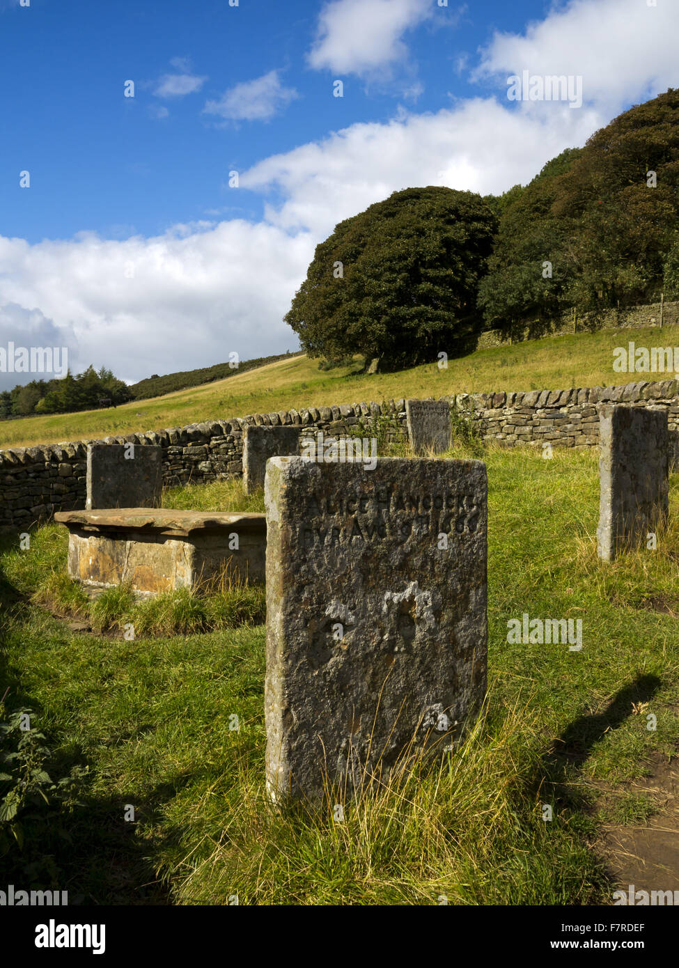 Les Tombes, Riley Eyam, Derbyshire, commémorant la mort de sept membres de la famille au cours de la peste Hancock en 1666. Tous les sept sont morts en moins d'une semaine de l'autre et ont été enterrés par la mère de la famille, le seul survivant. Banque D'Images