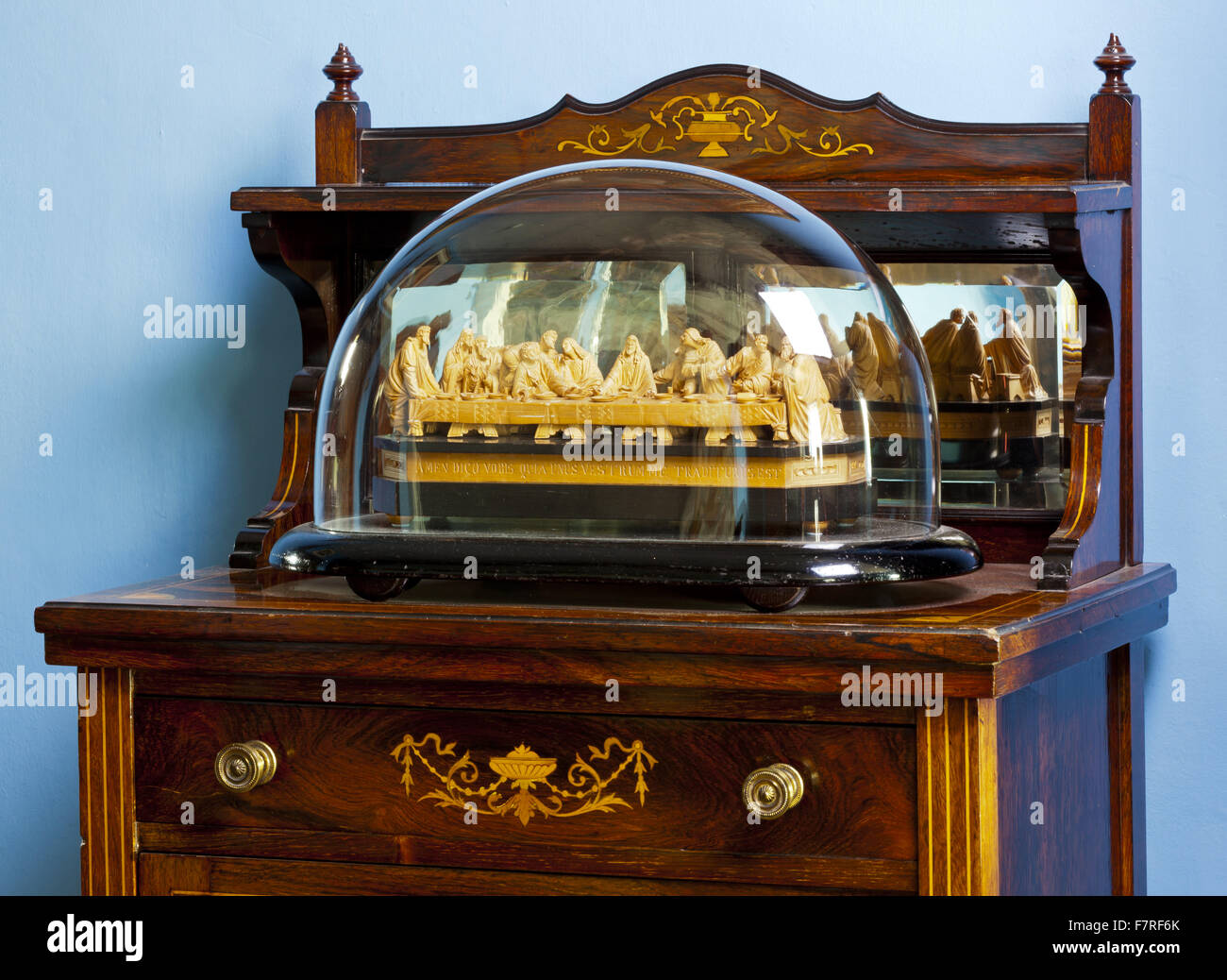 Modèle en bois miniature de la dernière Cène dans la bibliothèque à Eyam Hall et centre d'Artisanat, Derbyshire. Eyam Hall est un exemple d'un manoir Jacobin pierre meulière, situé dans un jardin clos. Banque D'Images