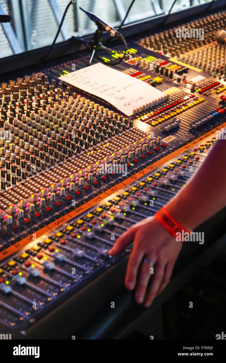 Boutons et curseurs d'une console de mixage audio / mélangeur au concert Banque D'Images